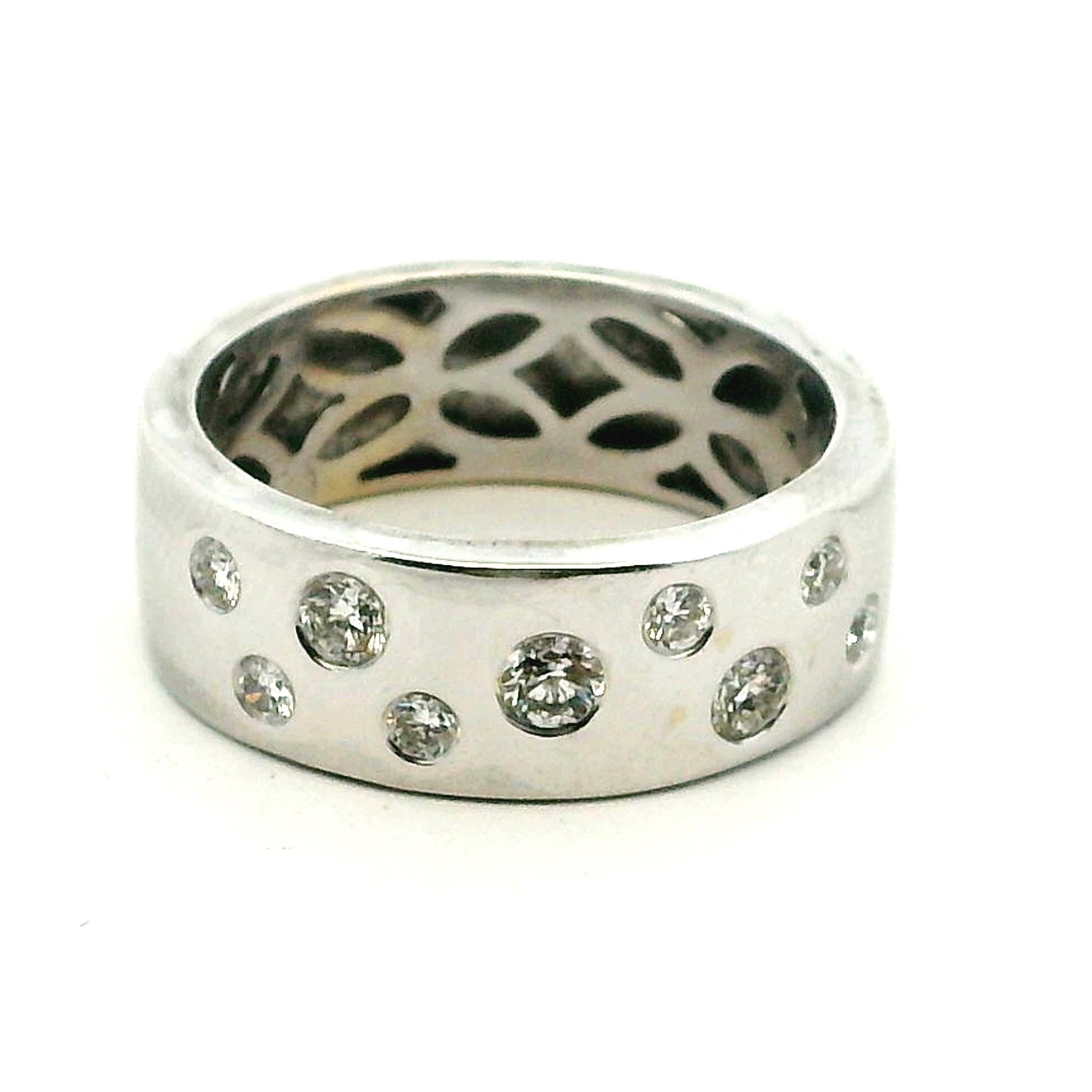 Un bracelet élégant et moderne en or blanc 18 carats, composé de diamants dispersés, conçu avec un équilibre parfait entre brillance et sobriété. La bague présente une constellation rythmée de neuf diamants sertis en chaton de tailles différentes,