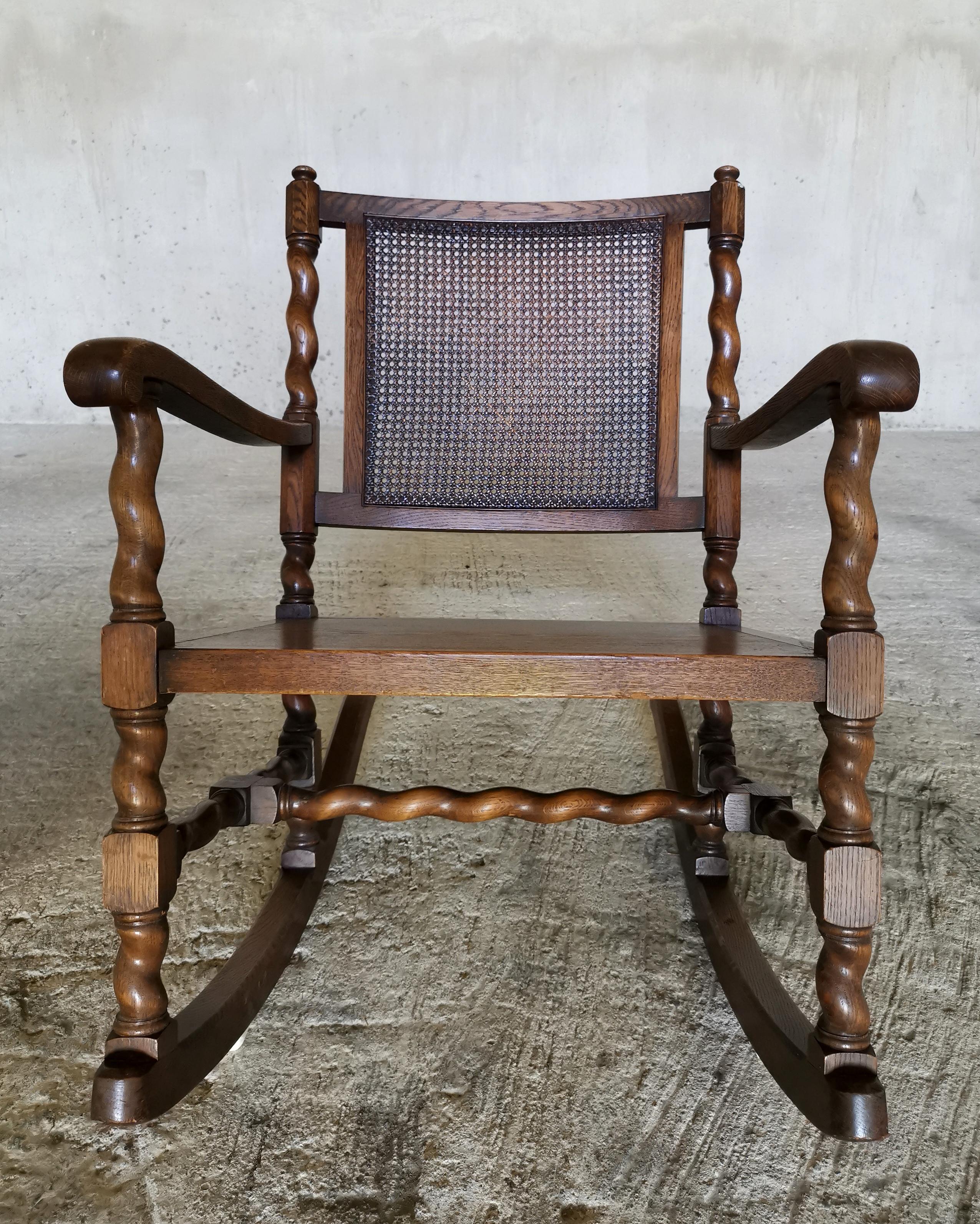 Suédois Chaise à bascule signée Axel Einar Hjorth, 1928, pour Nordiska Kompagniet. Chêne massif. en vente