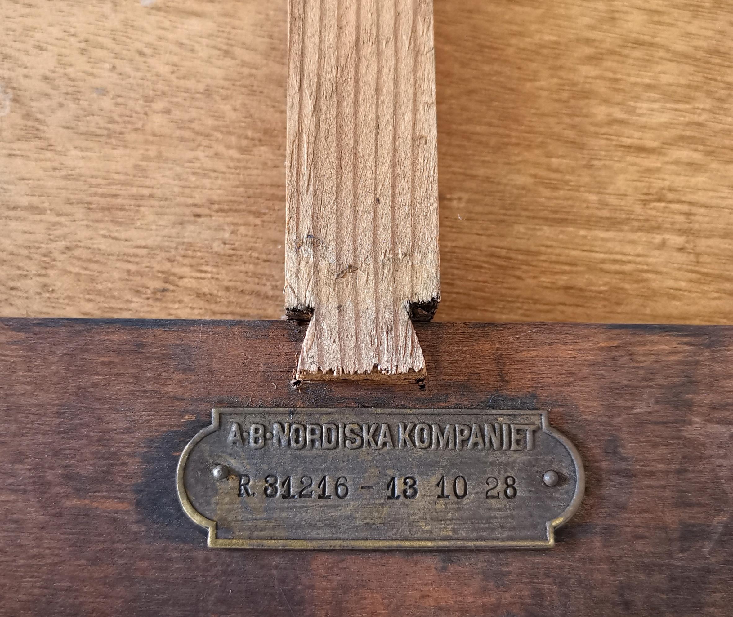 Sculpté à la main Chaise à bascule signée Axel Einar Hjorth, 1928, pour Nordiska Kompagniet. Chêne massif. en vente
