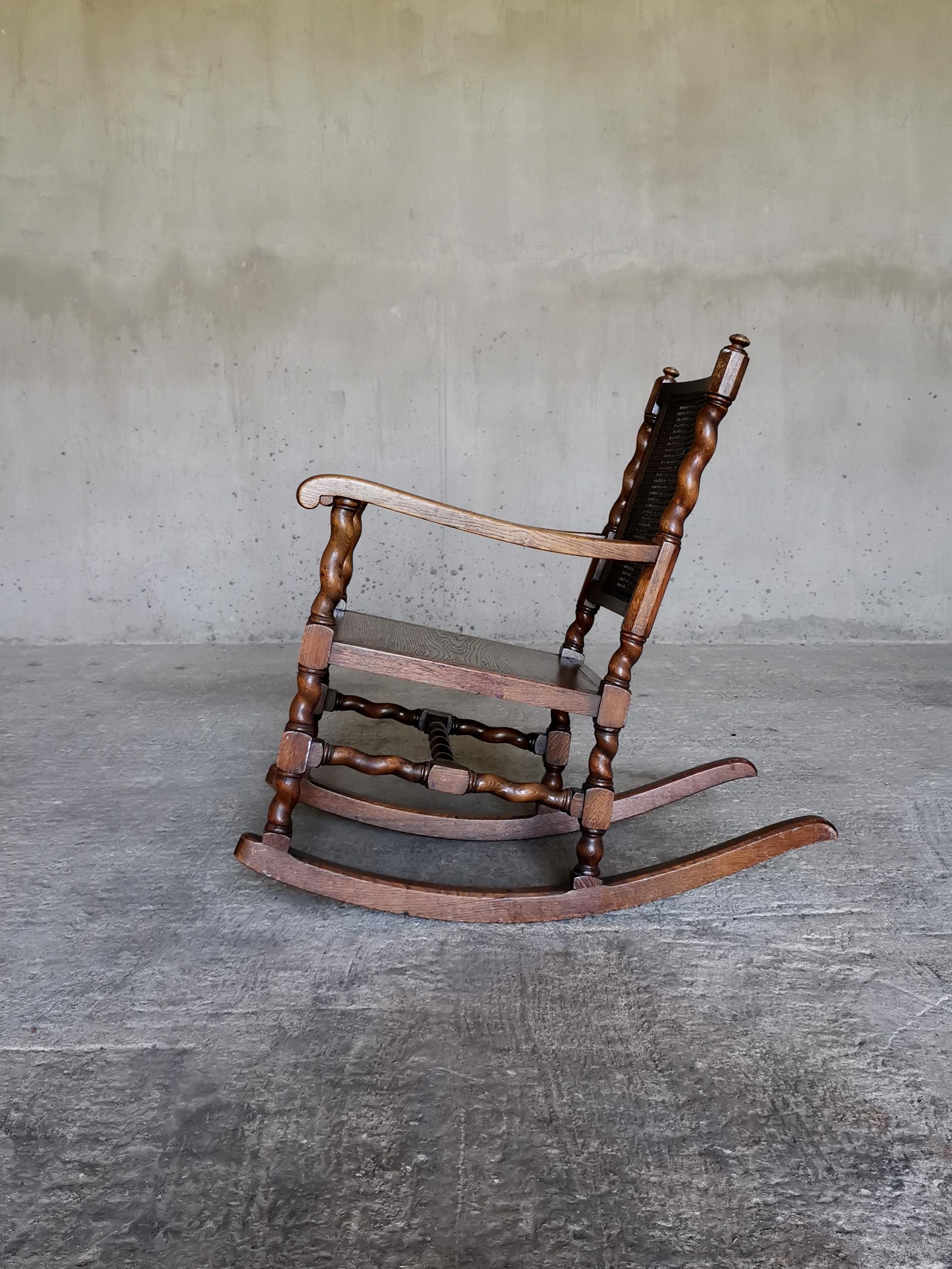 Chaise à bascule signée Axel Einar Hjorth, 1928, pour Nordiska Kompagniet. Chêne massif. Bon état - En vente à Ystad, SE