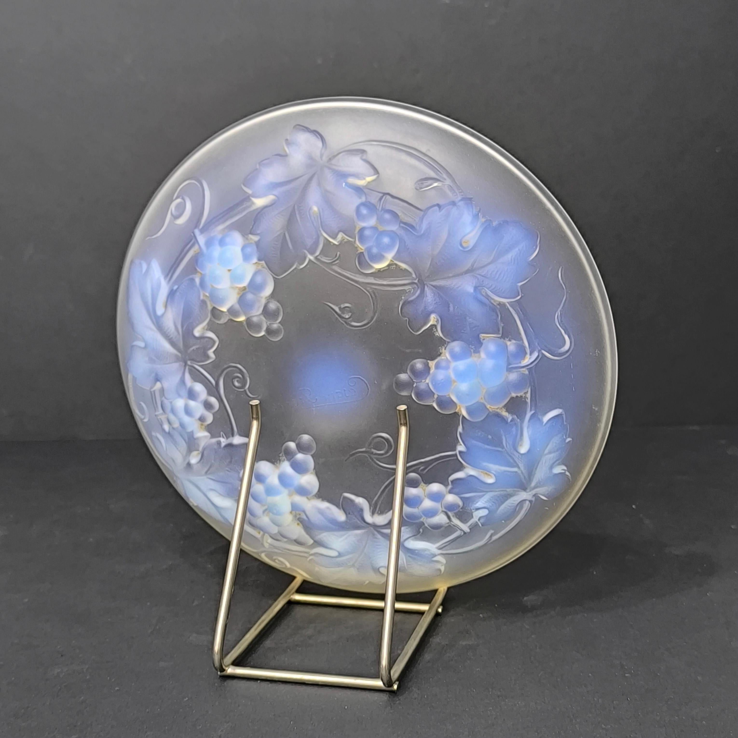Ciotola in vetro opalescente francese Art Deco di Cesari, firmata 1930, con motivo a grappolo d'uva. in vendita 6