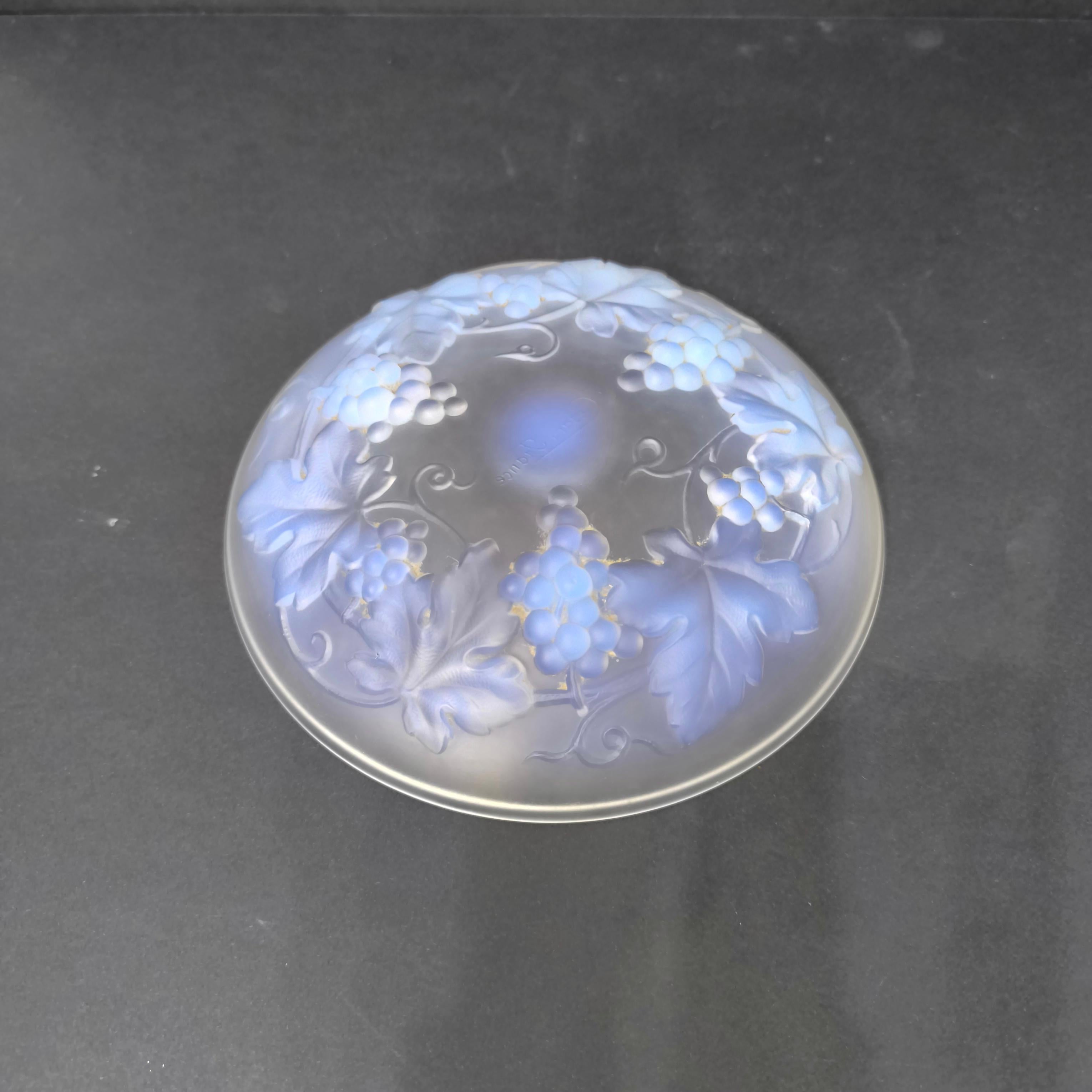 Ciotola in vetro opalescente francese Art Deco di Cesari, firmata 1930, con motivo a grappolo d'uva. in vendita 7