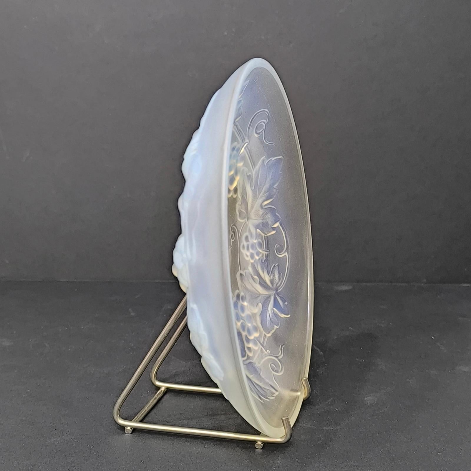 Francese Ciotola in vetro opalescente francese Art Deco di Cesari, firmata 1930, con motivo a grappolo d'uva. in vendita