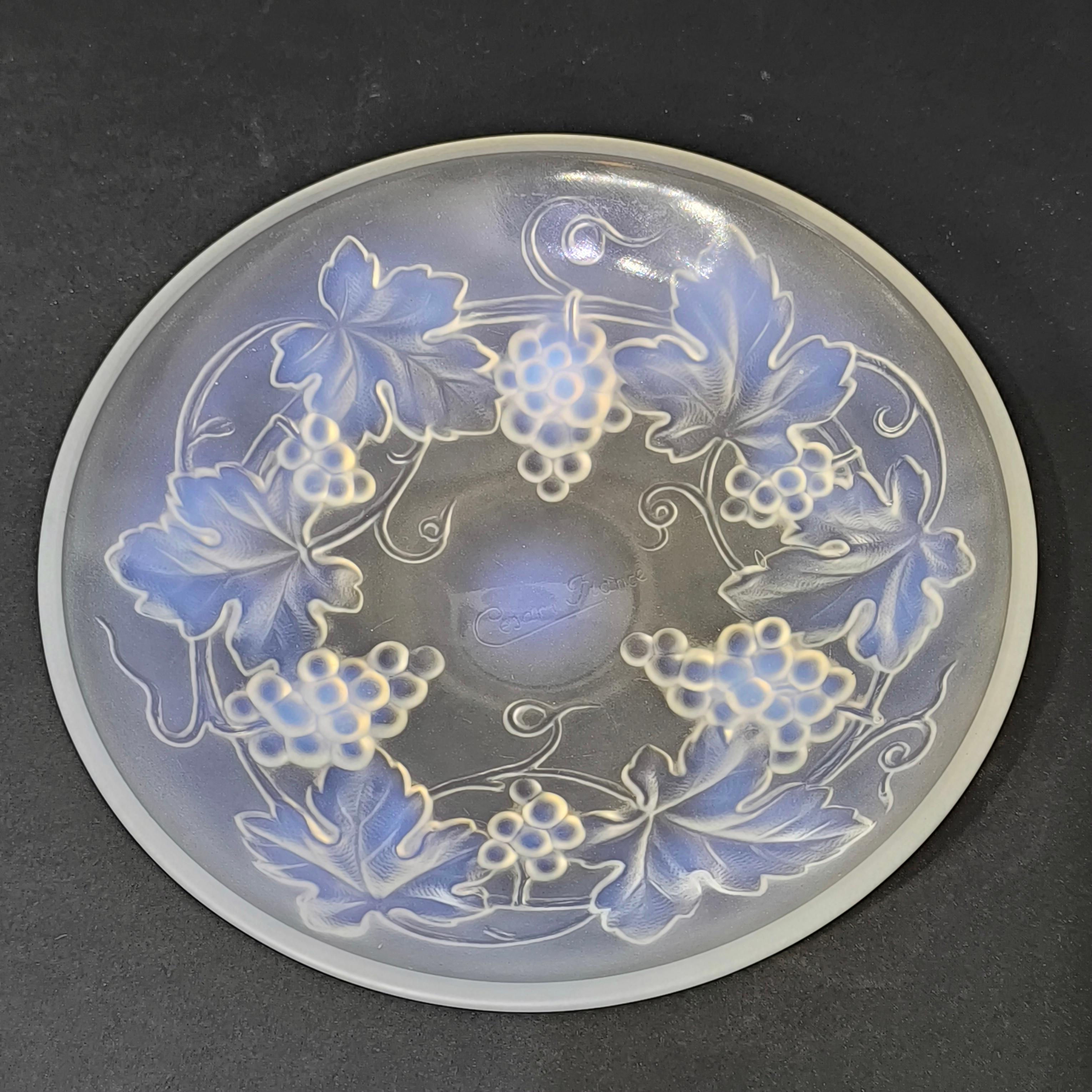 Metà XX secolo Ciotola in vetro opalescente francese Art Deco di Cesari, firmata 1930, con motivo a grappolo d'uva. in vendita