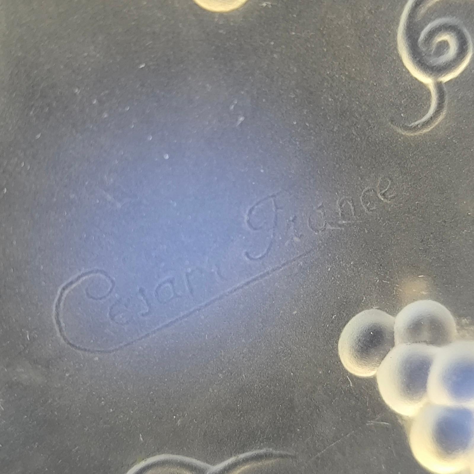 Vetro Ciotola in vetro opalescente francese Art Deco di Cesari, firmata 1930, con motivo a grappolo d'uva. in vendita