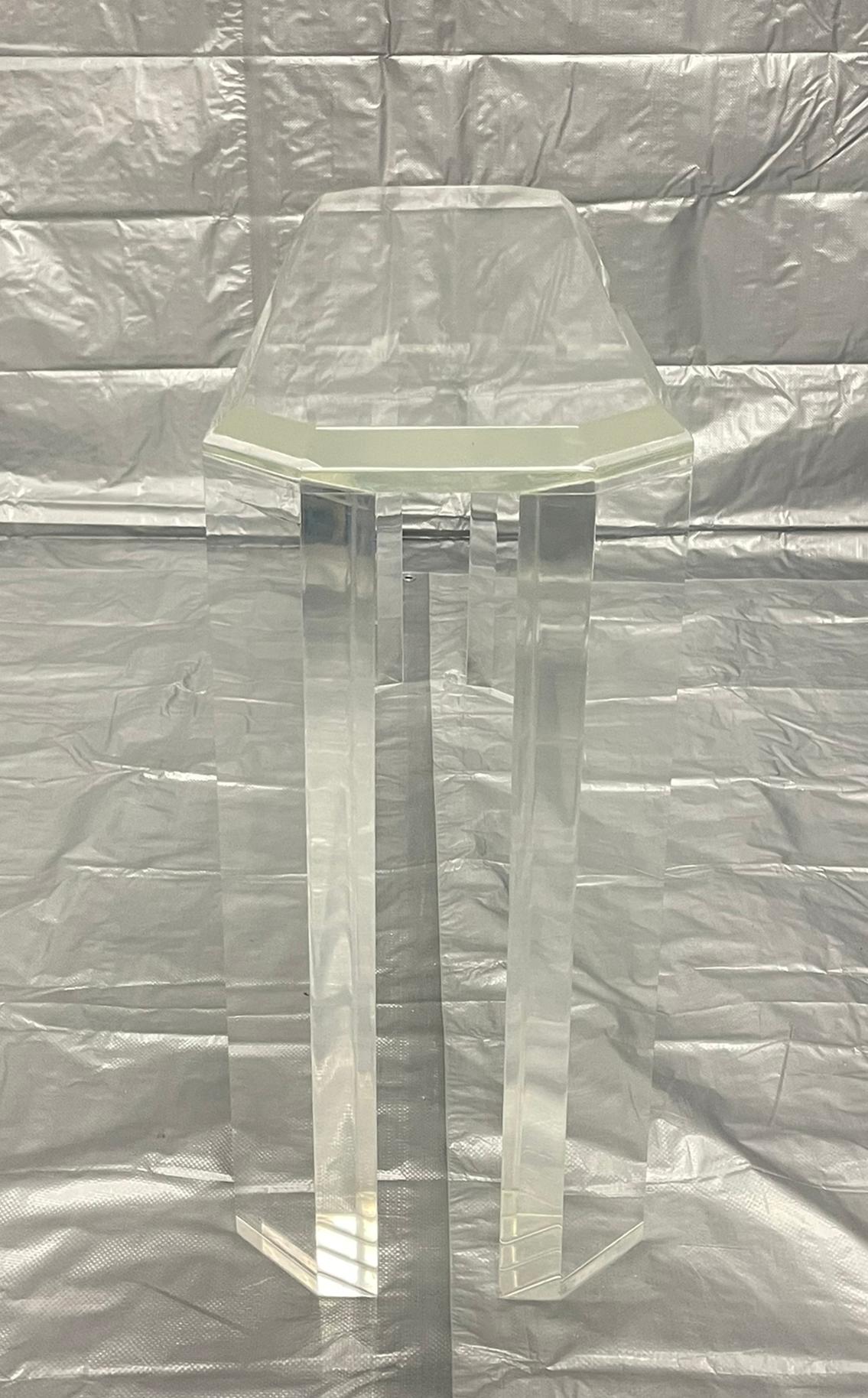 Excepcional consola de Lucite diseñada y fabricada a mano por Charles Hollis Jones en Los Ángeles, California, firmada y fechada en 1974. Esta pieza, un ejemplo sorprendente de la innovación y la artesanía de Jones, pone de relieve su papel pionero