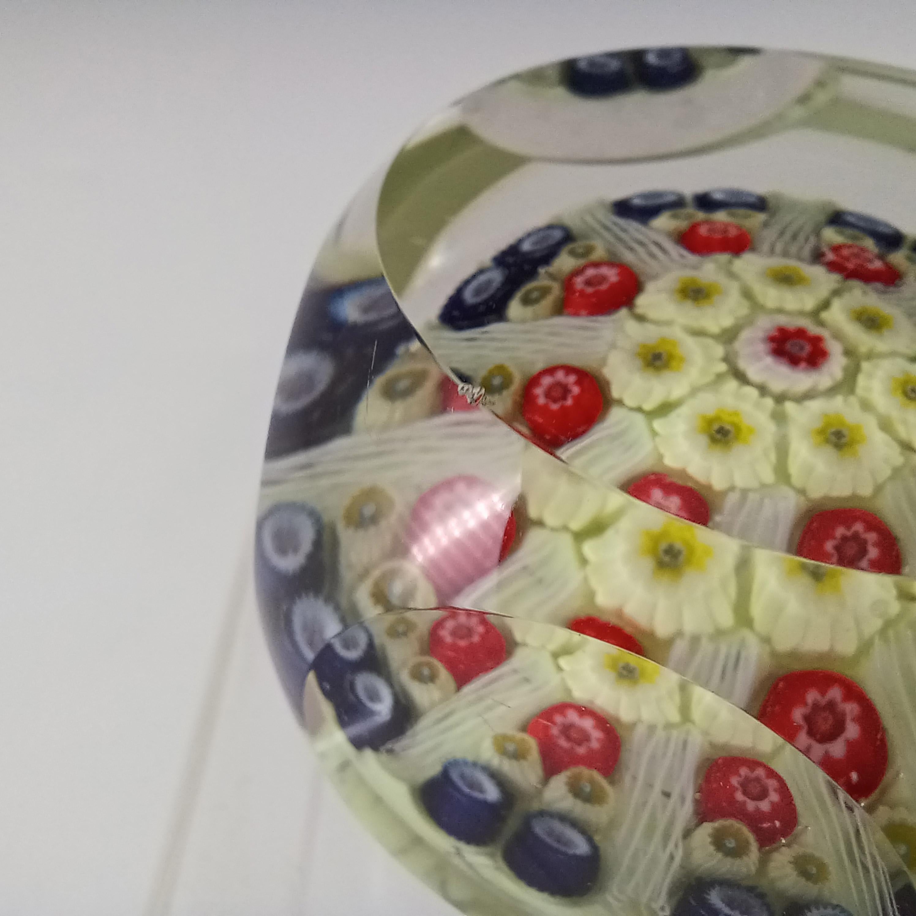 Pisapapeles de cristal amarillo facetado Strathearn Millefiori de 1977 FIRMADO en venta 2