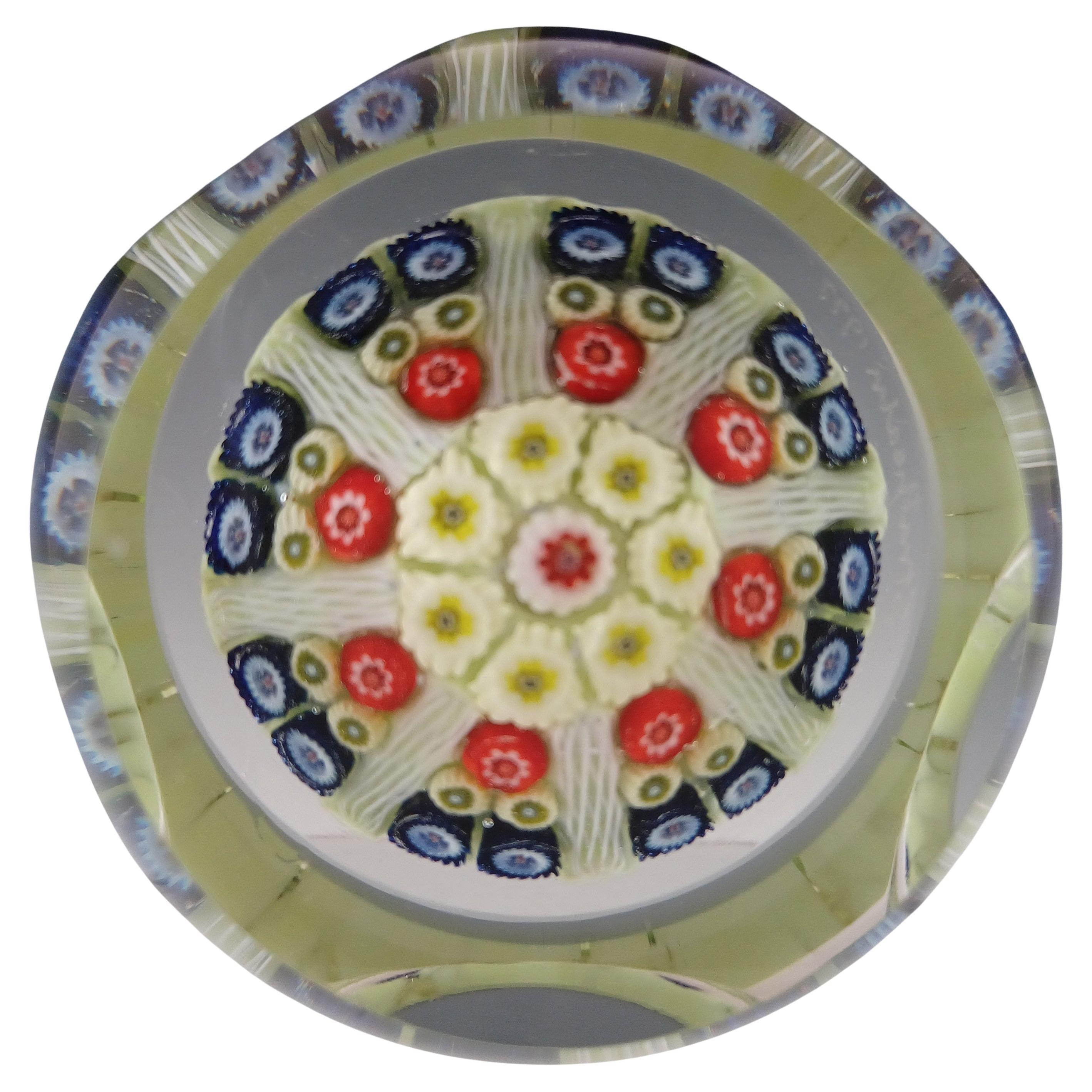 Presse-papiers Strathearn Millefiori en verre jaune à facettes facettées, signé 1977