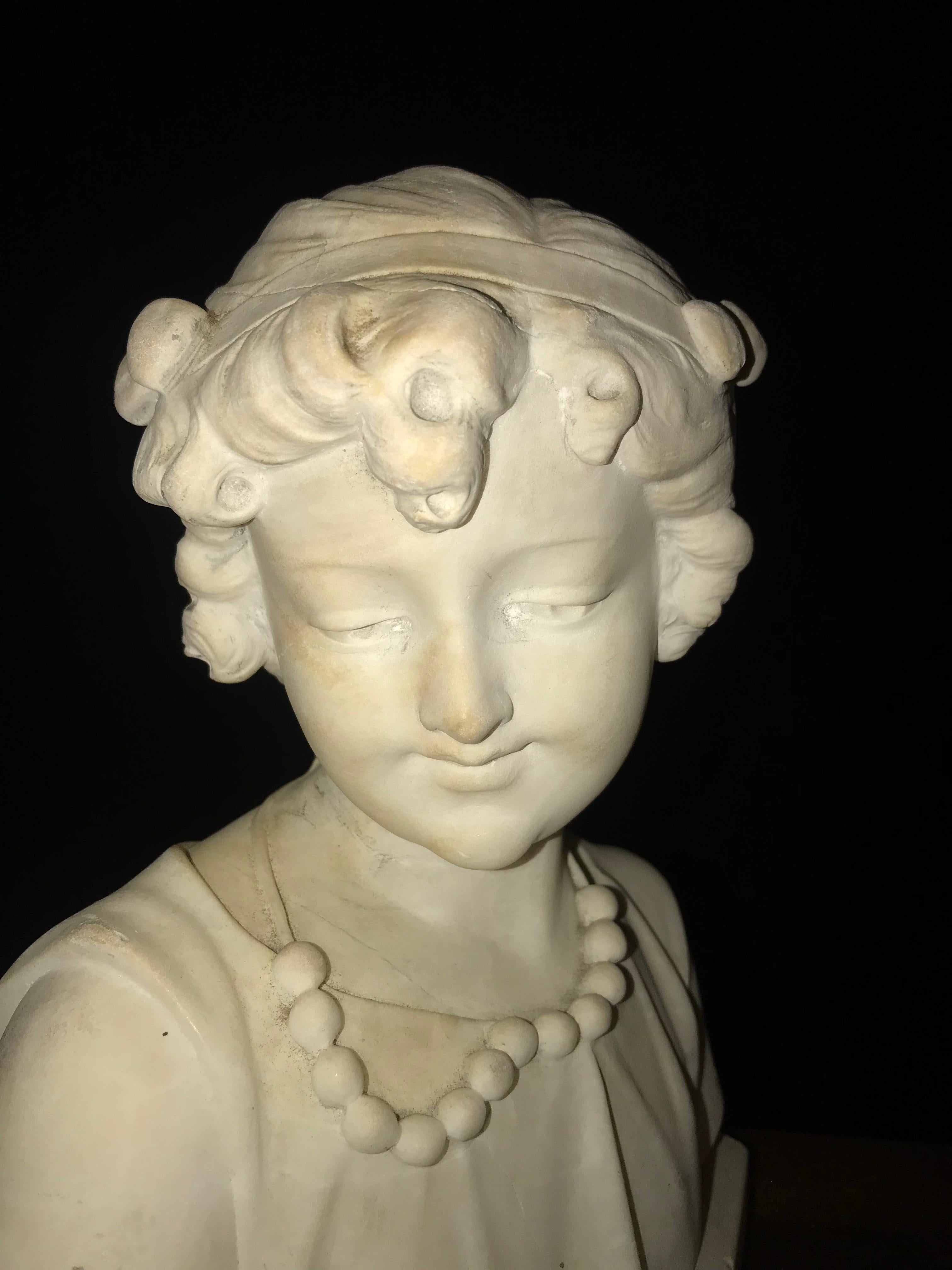 Buste miniature en marbre signé du XIXe siècle représentant une jeune fille. Cette pièce fait partie d'une vaste collection de petites pièces que nous venons d'acquérir auprès d'un collectionneur du New Jersey âgé de cinquante ans.
