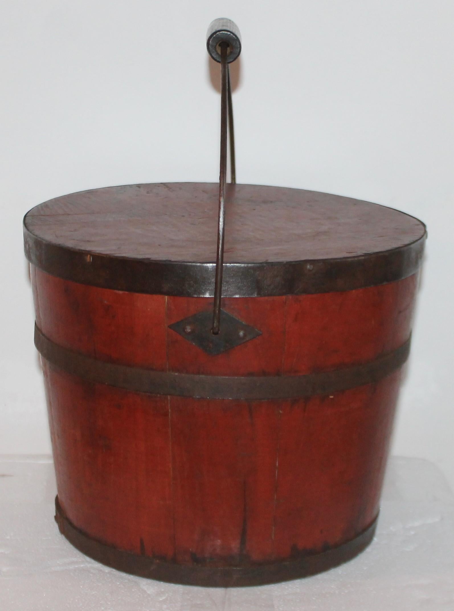 This fantastic 19Th century shaker bucket with original lid with red painted stain surface. This Fine little gem is in great as found condition. Very strong in sturdy condition. It is signed: N.F.SHAKERS -ENFIELD, N.H. on the base.
