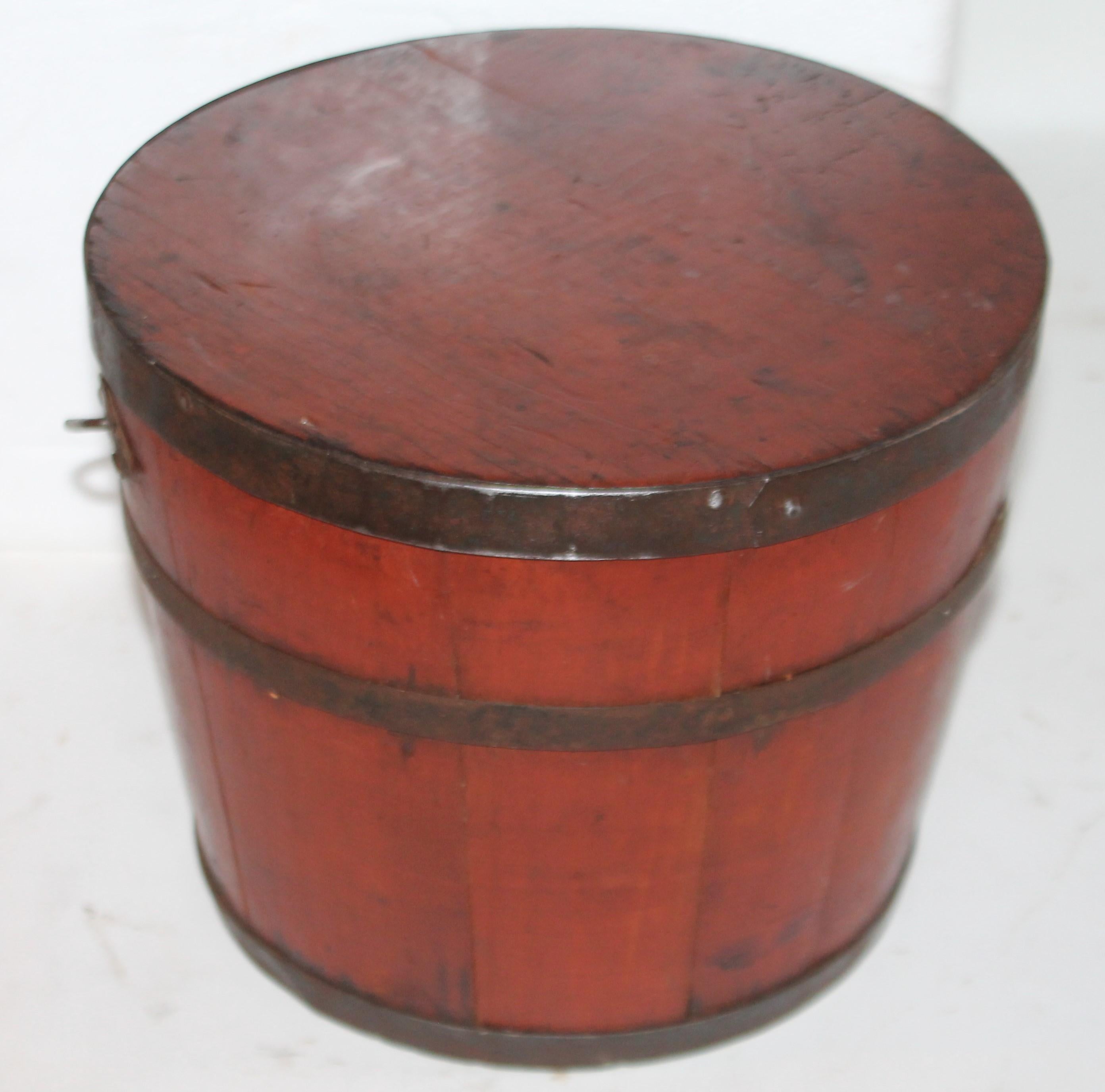 Signed 19th Century Shaker Painted Bucket In Good Condition In Los Angeles, CA