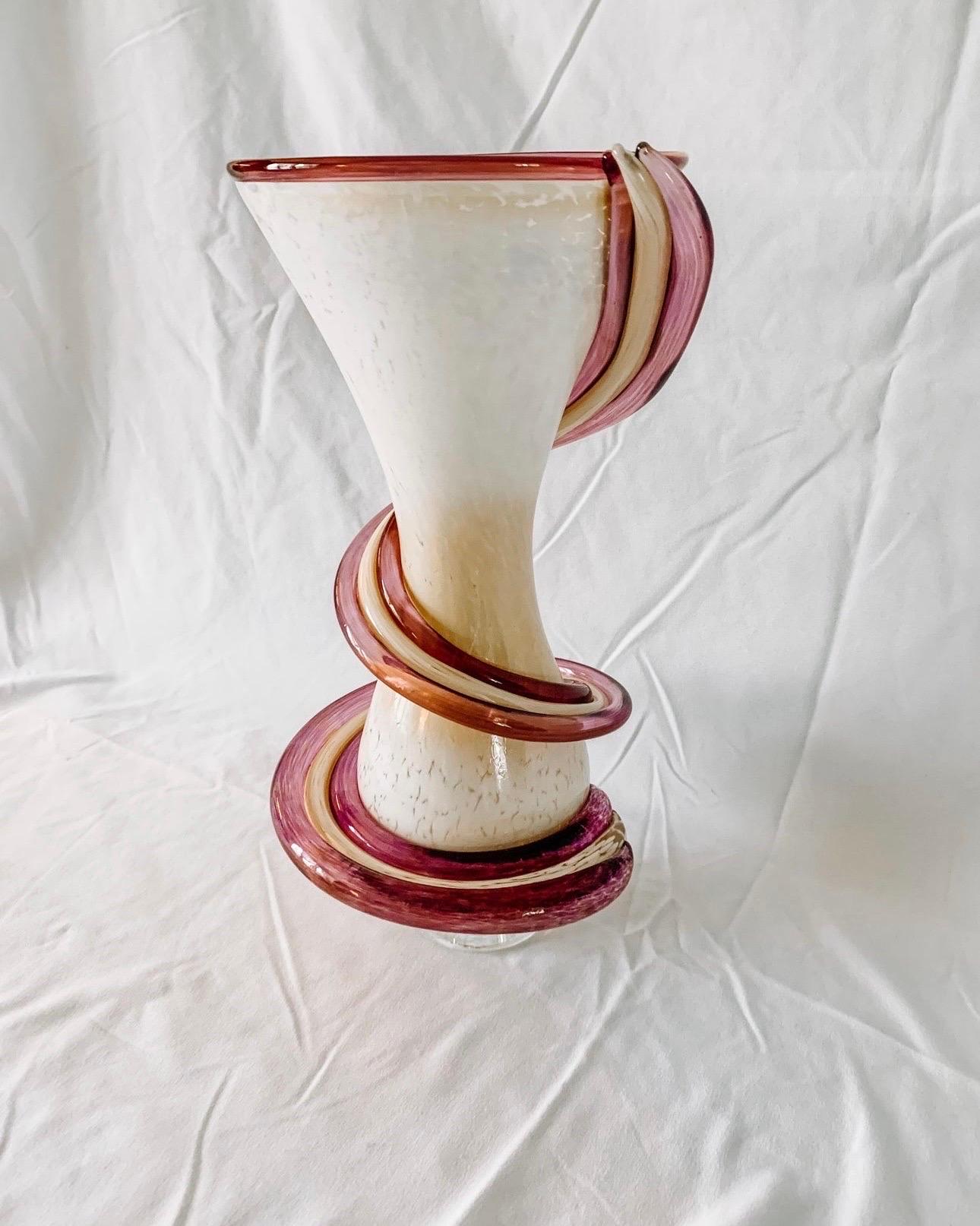 Inconnu Vase postmoderne tourbillonnant de style Murano signé 2012 Chong en vente