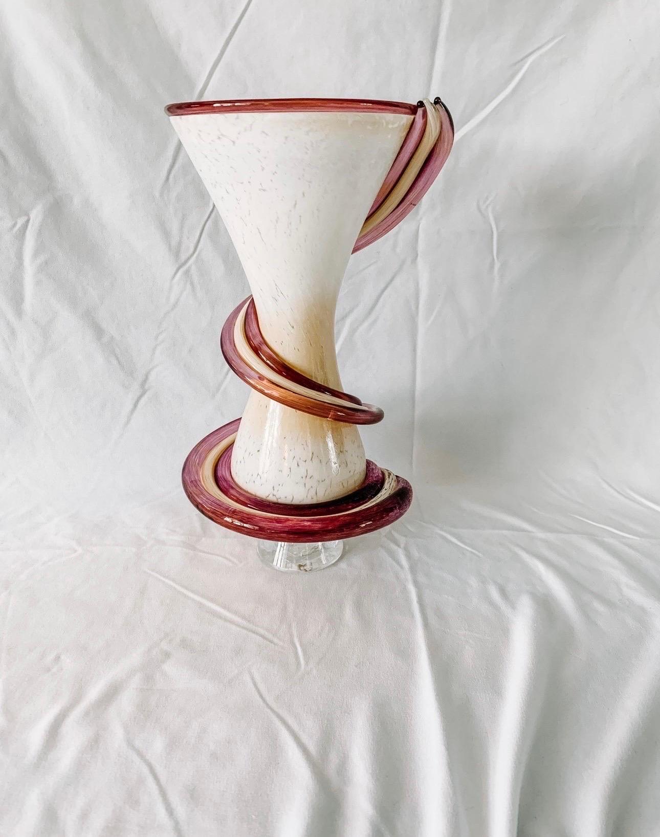 Verre d'art Vase postmoderne tourbillonnant de style Murano signé 2012 Chong en vente