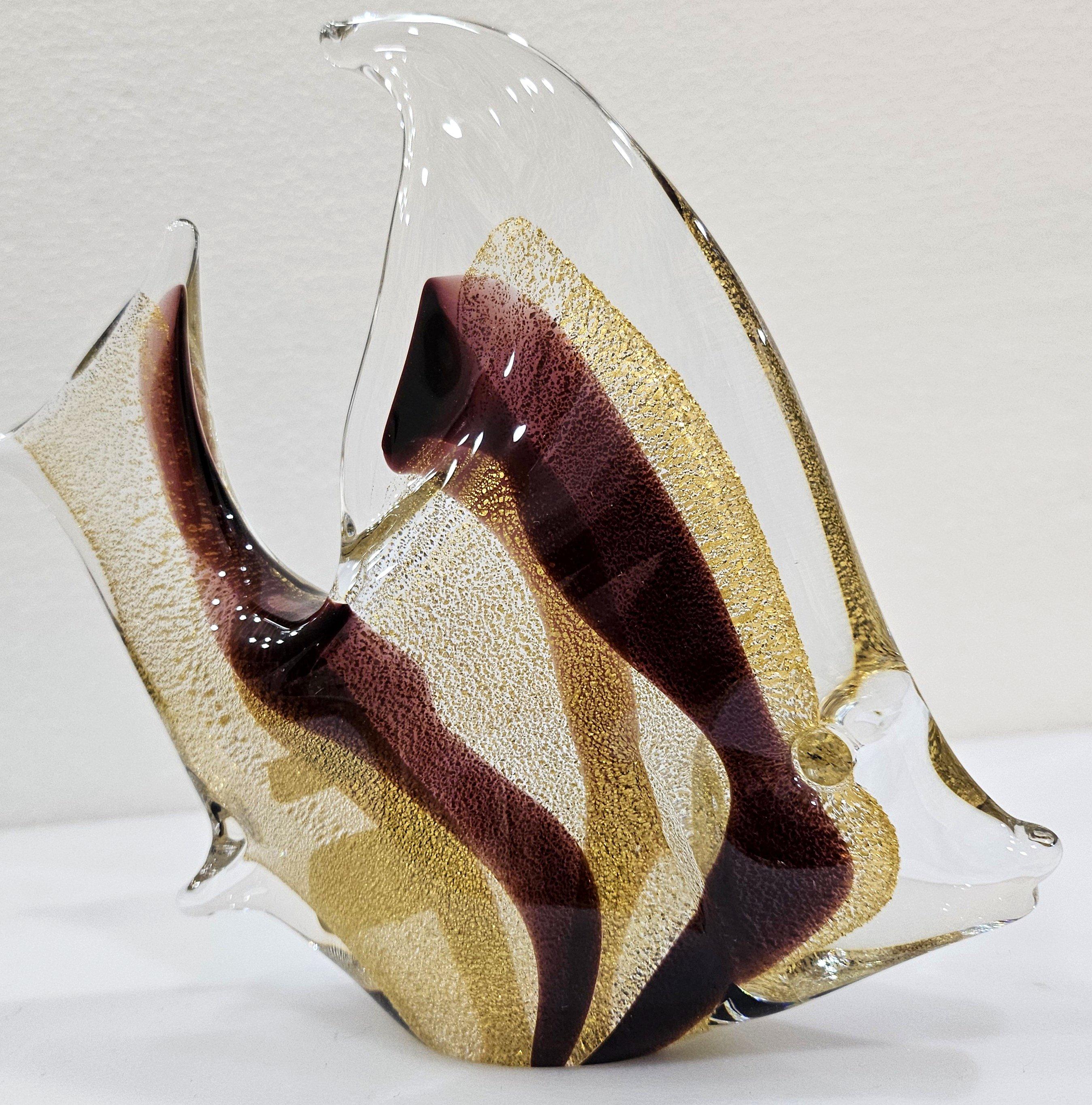 Sculpture de poisson en verre, infusée à l'or 24k, signée par Josef Marcolin.
En plus de la signature sur le fond, la pièce possède également ses deux labels d'origine.  
Dans le travail du verre de Murano, les inclusions d'or dans le verre sont
