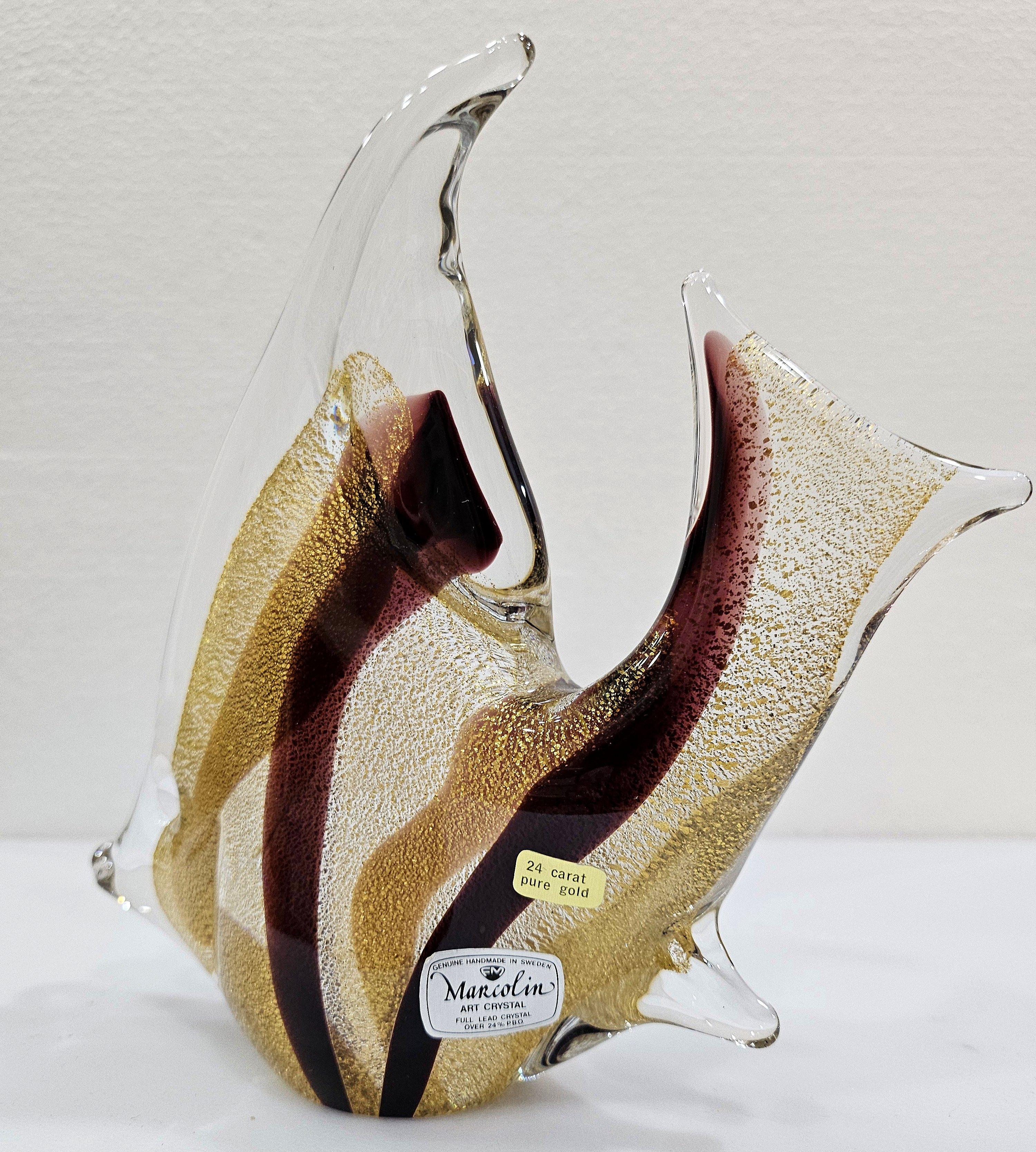 Escultura de pez de cristal con infusión de oro de 24 quilates firmada por Josef Marcolin. etiqueta original
*****AVISO: NUESTRA TIENDA 1ST DIBS CIERRA A FINALES DE MAYO*****
Además de la firma de la parte inferior, la pieza conserva también sus dos