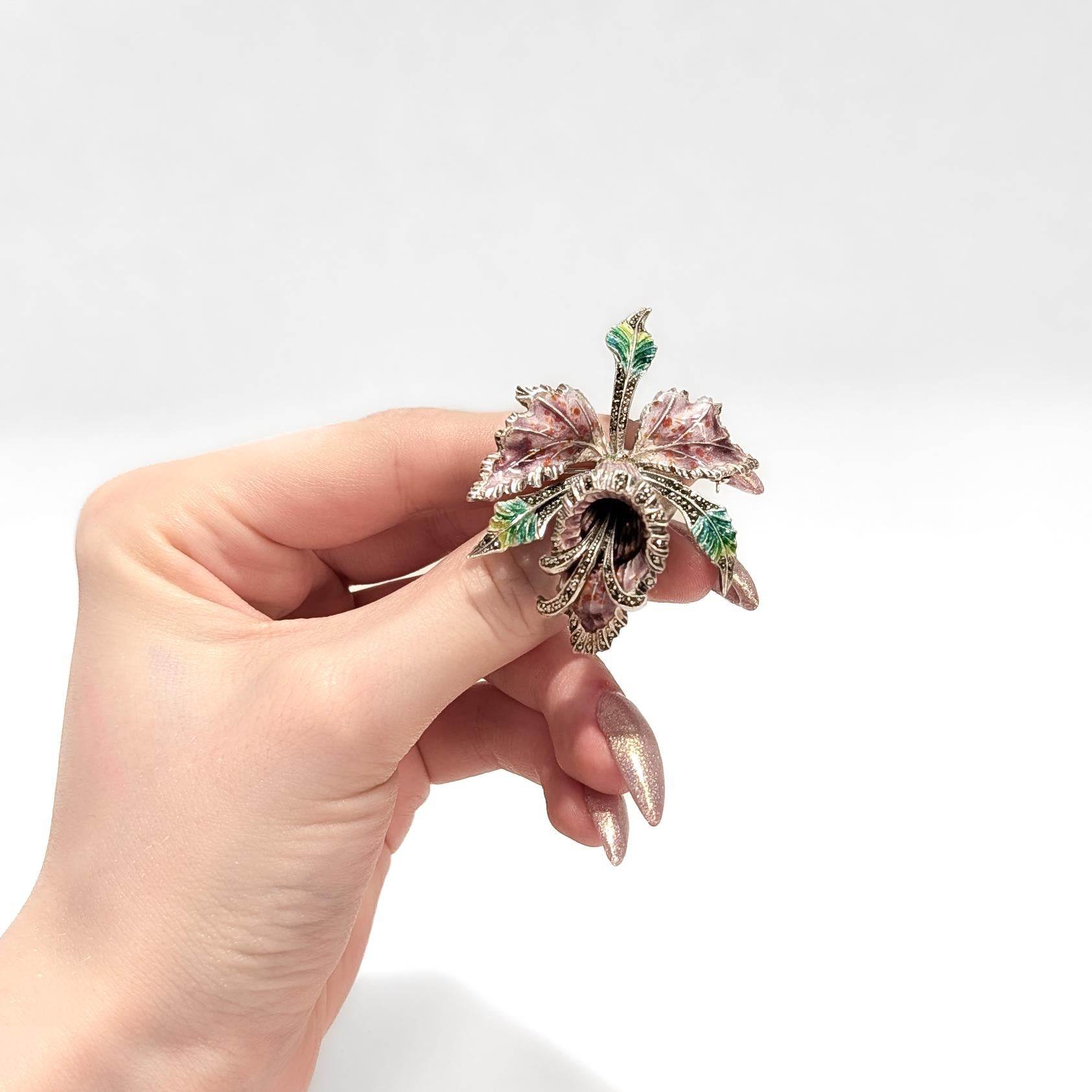 Taille ronde Broche en argent 800, marcassite et émail signée Cattleya Orchid Brooch en vente