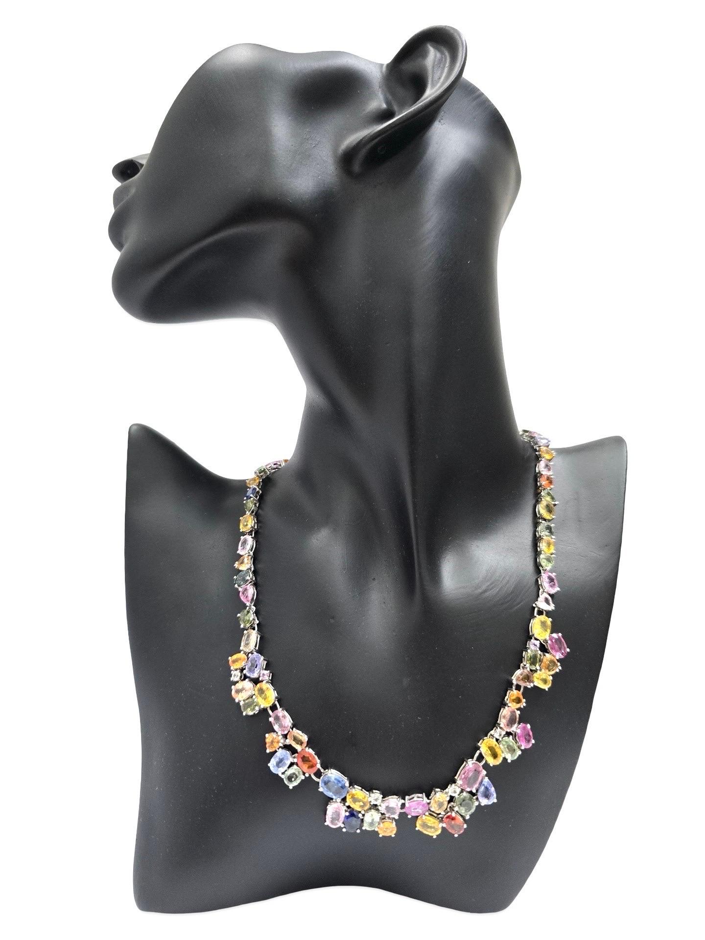Eine atemberaubende, mehrfarbige Saphir-Halskette aus massivem 18-karätigem Weißgold, signiert von der Designerin MC. Dieses außergewöhnliche Schmuckstück besteht aus ca. 80 Karat natürlichen Saphiren, die einzeln ausgewählt und in einem