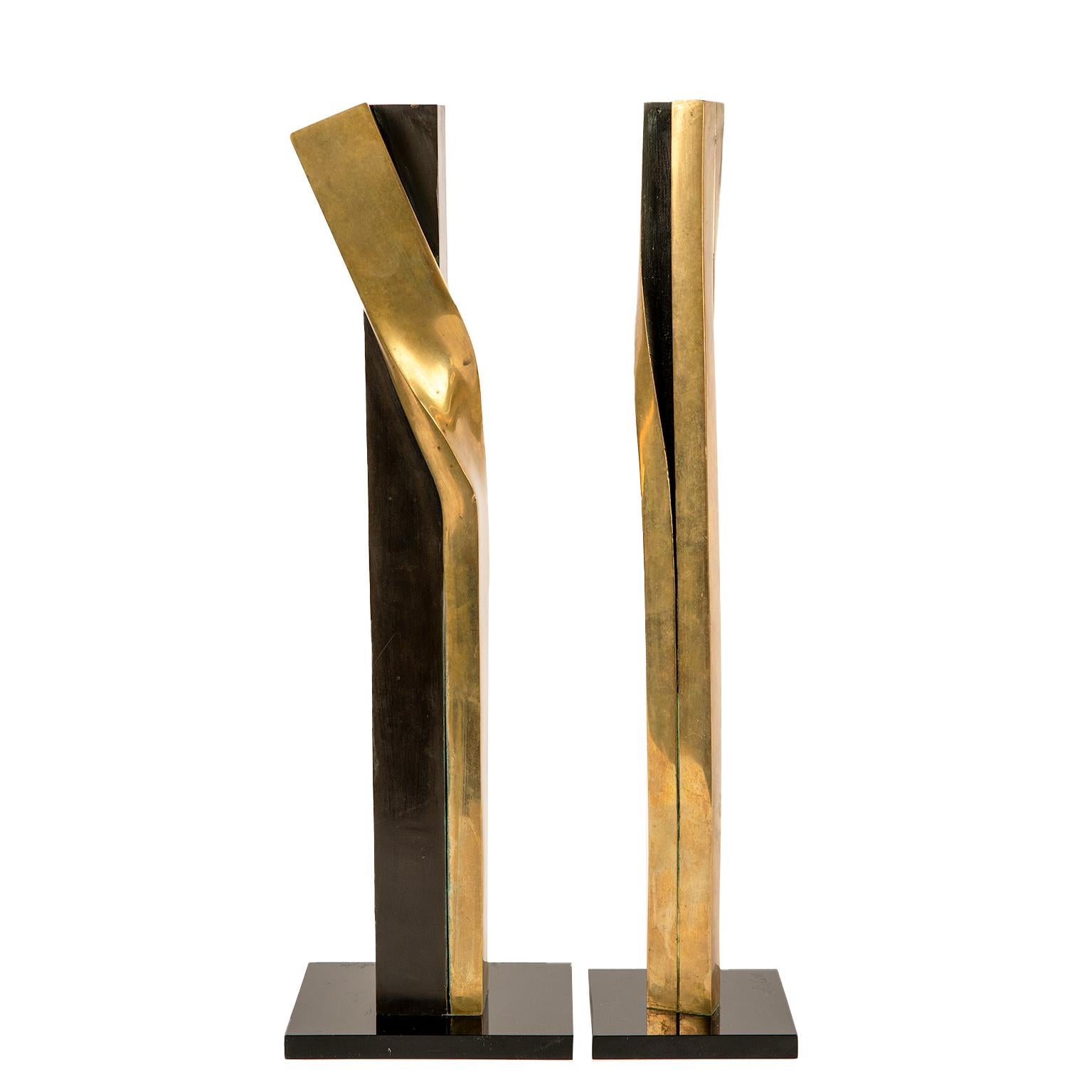 Adoro questa coppia di sculture in bronzo vintage, nere e color ottone, su basi in acrilico nero, firmate A.Lee. 
 Una combinazione forte, semplice e moderna per una tavola che cattura l'attenzione di un acquirente sofisticato.