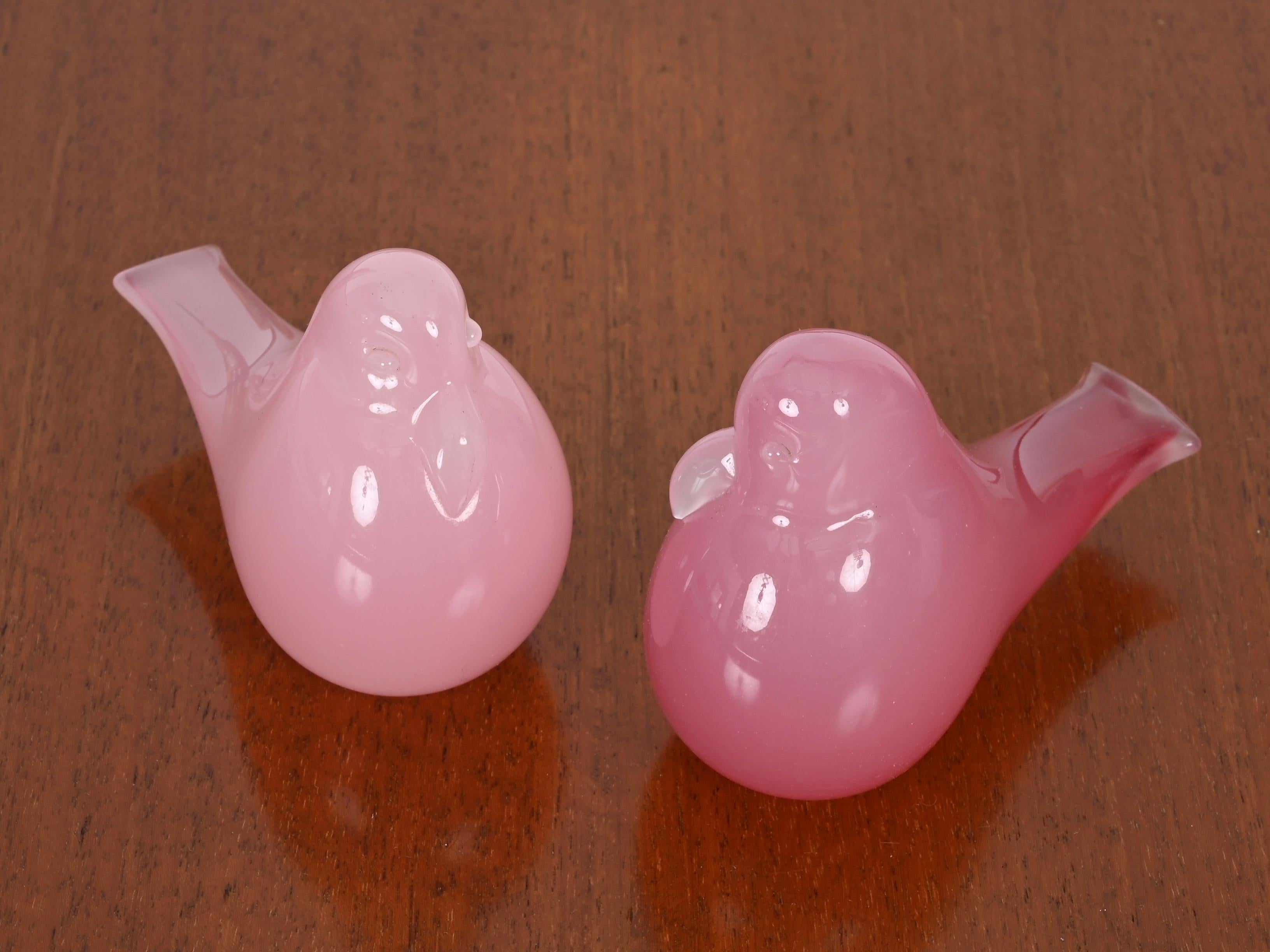 Fantastisches Paar mundgeblasener Vogelskulpturen aus rosa Murano-Glas. Diese entzückenden Vögel sind auf der Unterseite von A. Seguso signiert und wurden in den 1960er Jahren in Murano, Italien, hergestellt.  

Diese schönen Vogel-Skulpturen wurden