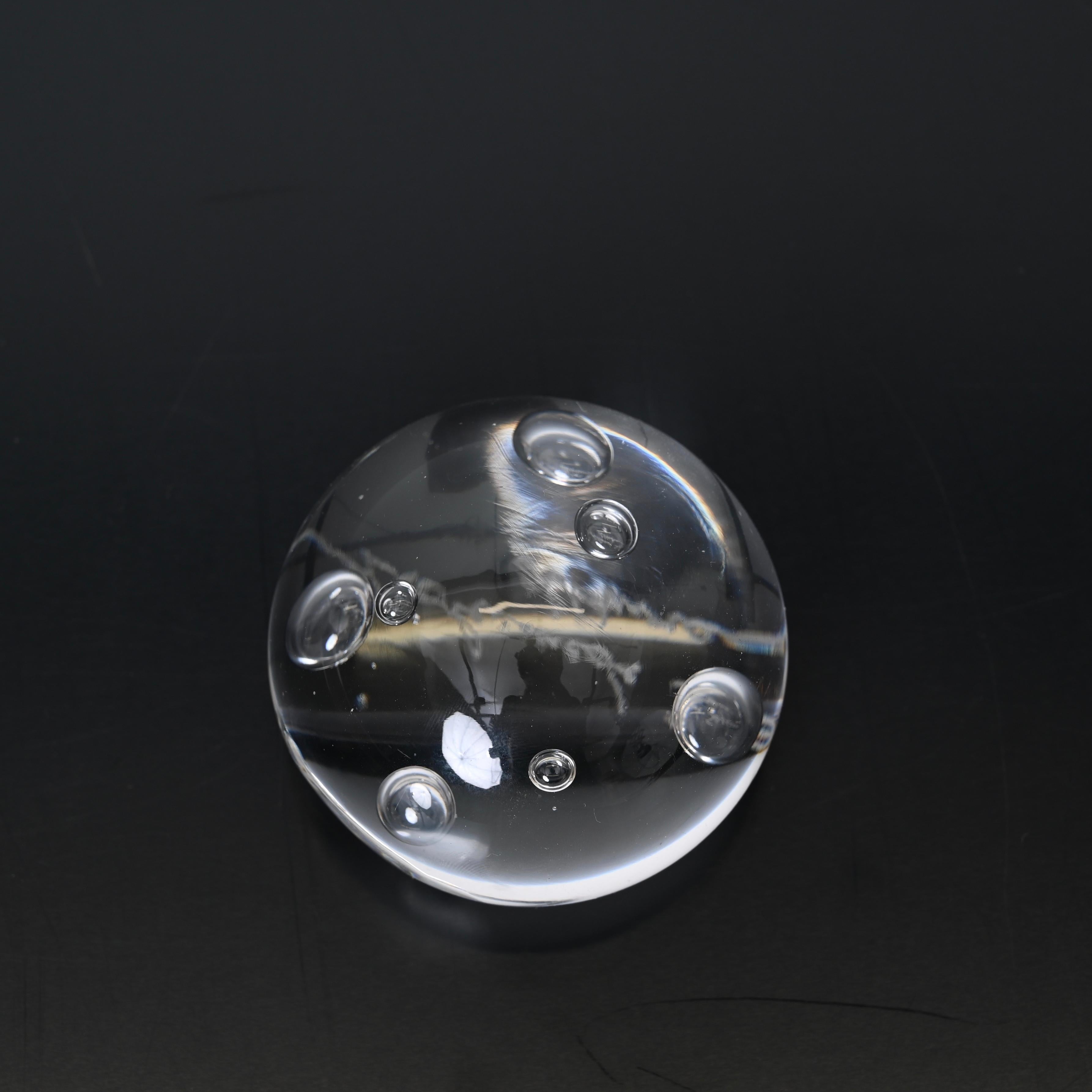 Signed A. Seguso Spherical Paperweight in Murano Bubble Glass, Italy 1960s For Sale 4