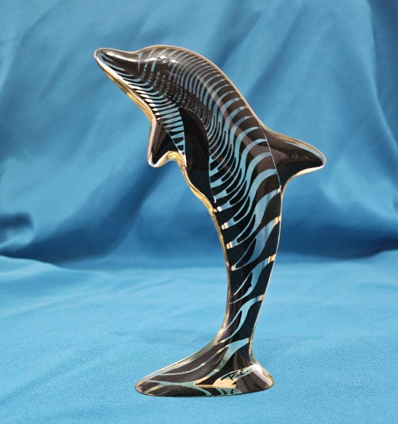 REDUCCIÓN FINAL - Escultura Delfín Lucite Firmada Abraham Palatnik - Op Art  VENTA DE CIERRE
*****AVISO: NUESTRA TIENDA 1ST DIBS CIERRA A FINALES DE MAYO*****
Esta escultura de delfín de Abraham Palatnik está en muy buen estado y no presenta