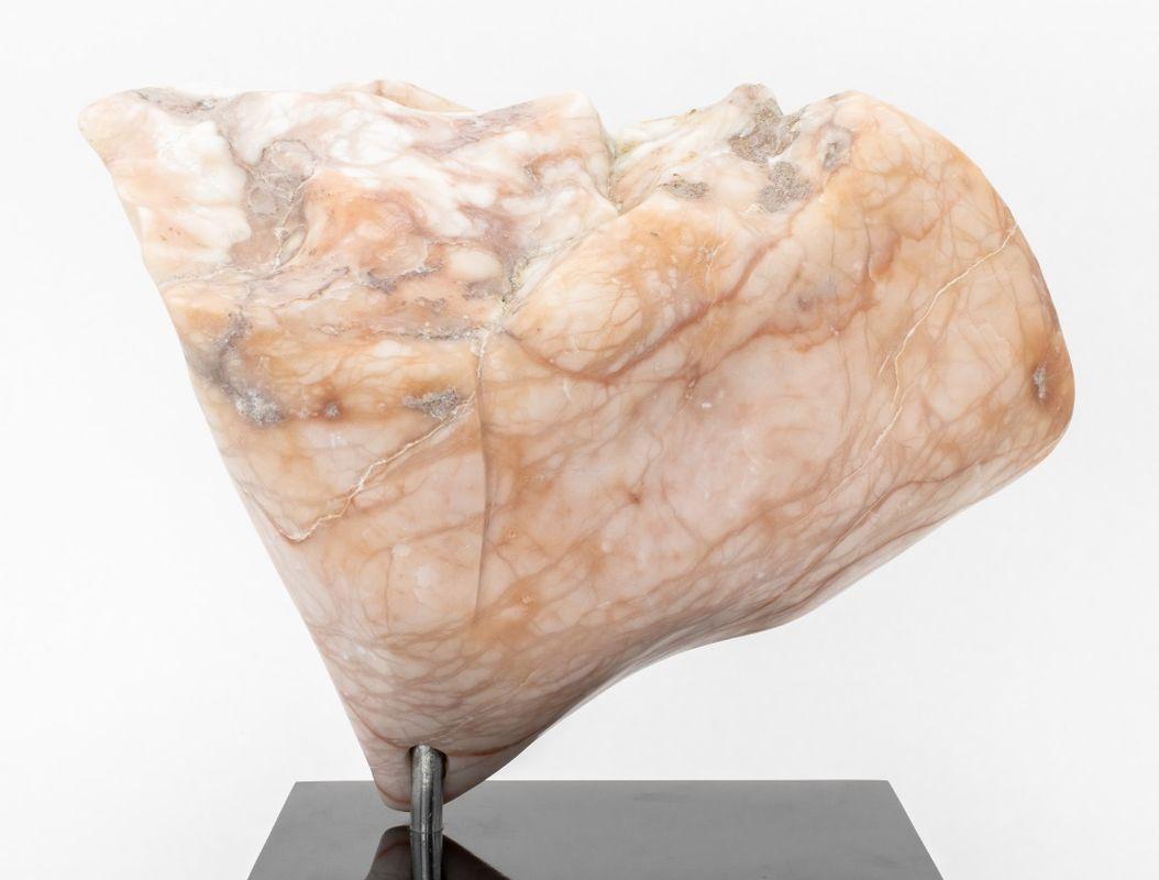 Escultura abstracta de alabastro rosa firmada, de forma libre orgánica, con el monograma del artista 