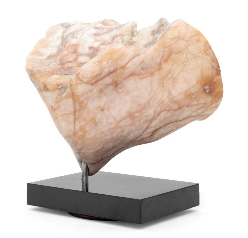 Escultura abstracta de alabastro rosa firmada Moderno orgánico en venta
