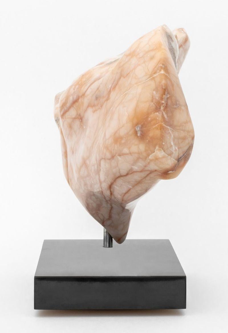 Escultura abstracta de alabastro rosa firmada en Bueno estado para la venta en Astoria, NY