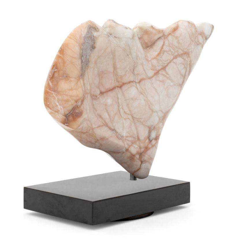 Escultura abstracta de alabastro rosa firmada siglo XX en venta