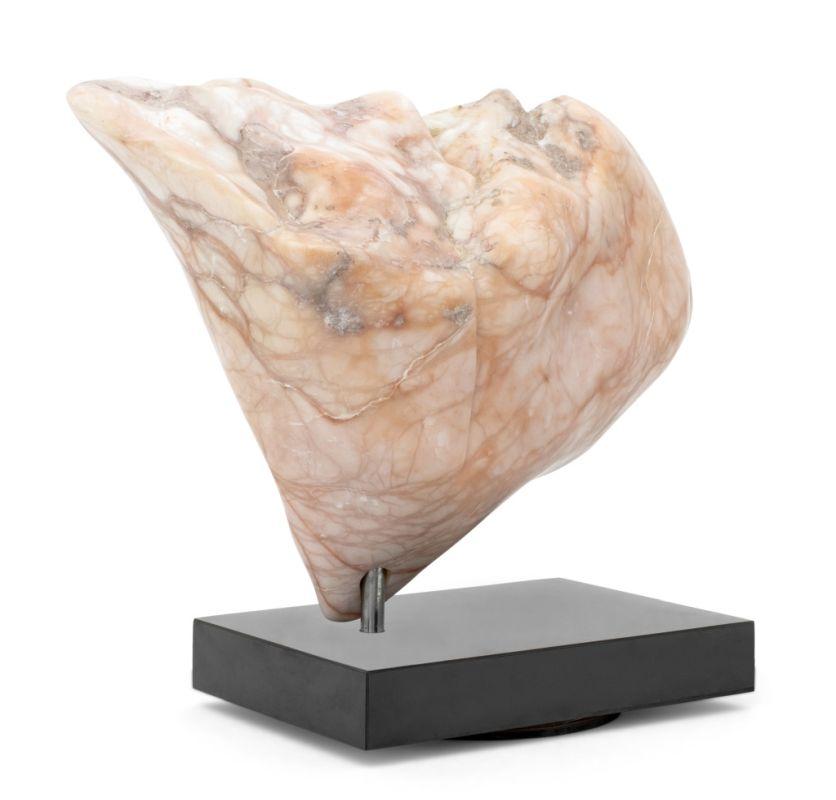 Escultura abstracta de alabastro rosa firmada en venta 1