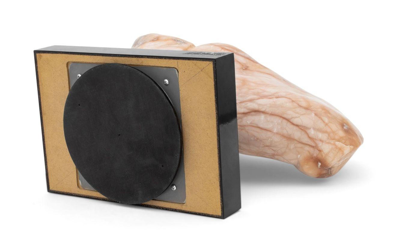 Escultura abstracta de alabastro rosa firmada en venta 3
