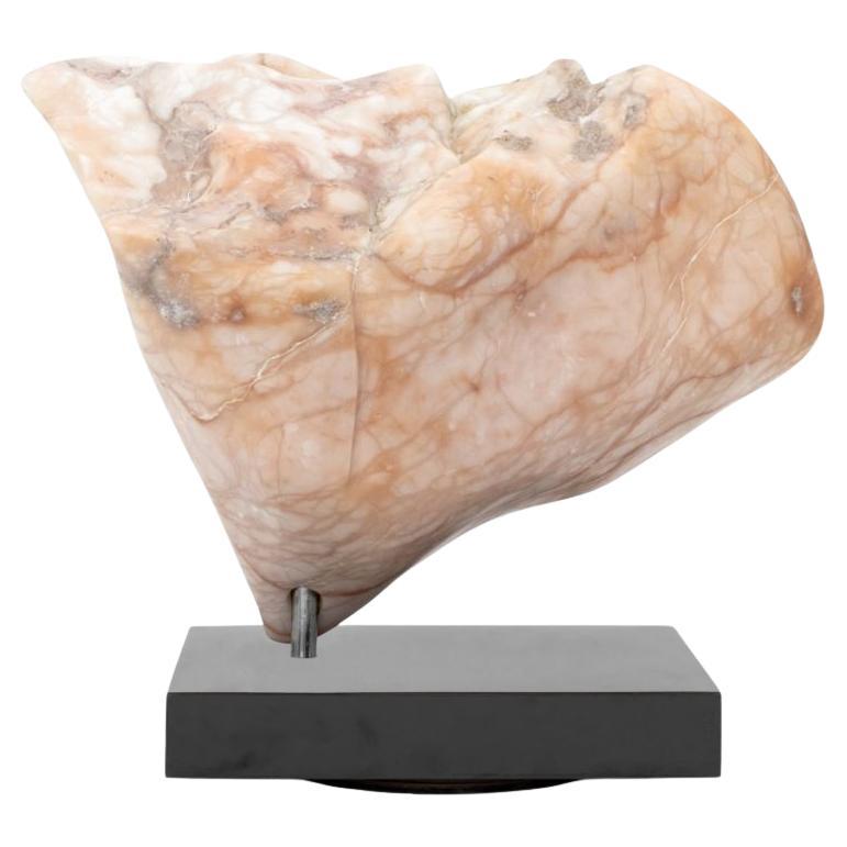 Signierte abstrakte rosa Alabaster-Skulptur