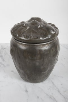 Firmato A.E. Scatola-vasetto con coperchio in peltro repoussé in stile Art Nouveau francese di Chanal, realizzata con materiali biologici