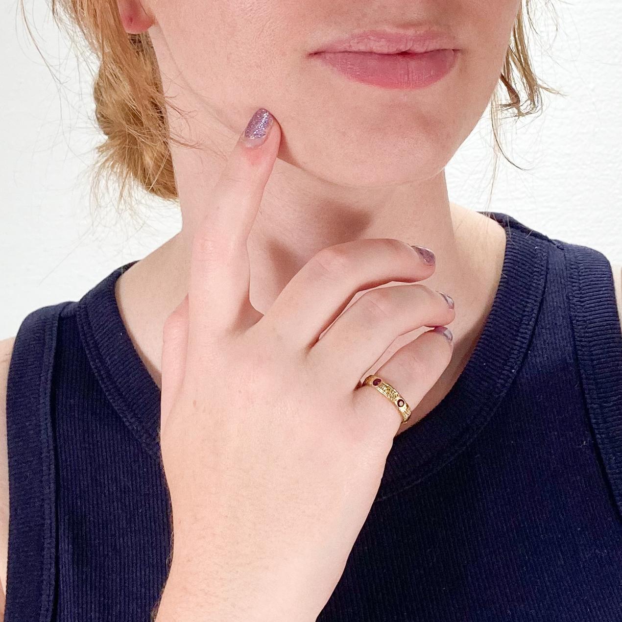 Un anillo de boda de diseño firmado.

Por Alex Sepkus.

En oro de 18 quilates.

Bisel engastado con diamantes de colores y 6 granates de talla redonda en una banda grabada.

Marcado para Alex Sepkus / 750 a la banda.

(Acompañado de un informe del