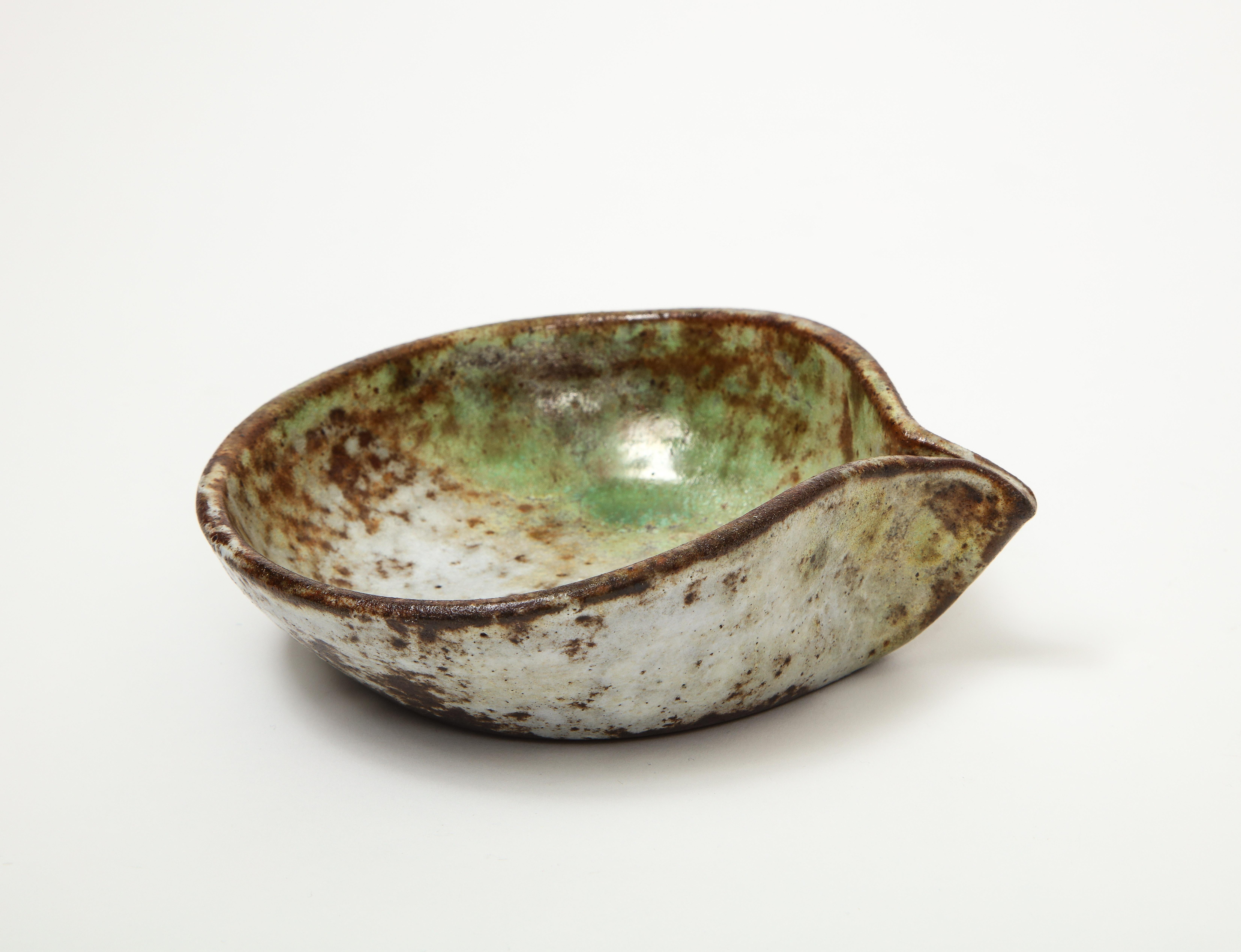 Small pinched ceramic dish in speckled glaze, signed by Alexandre Kostanda, Vallauris, France, circa 1960s.