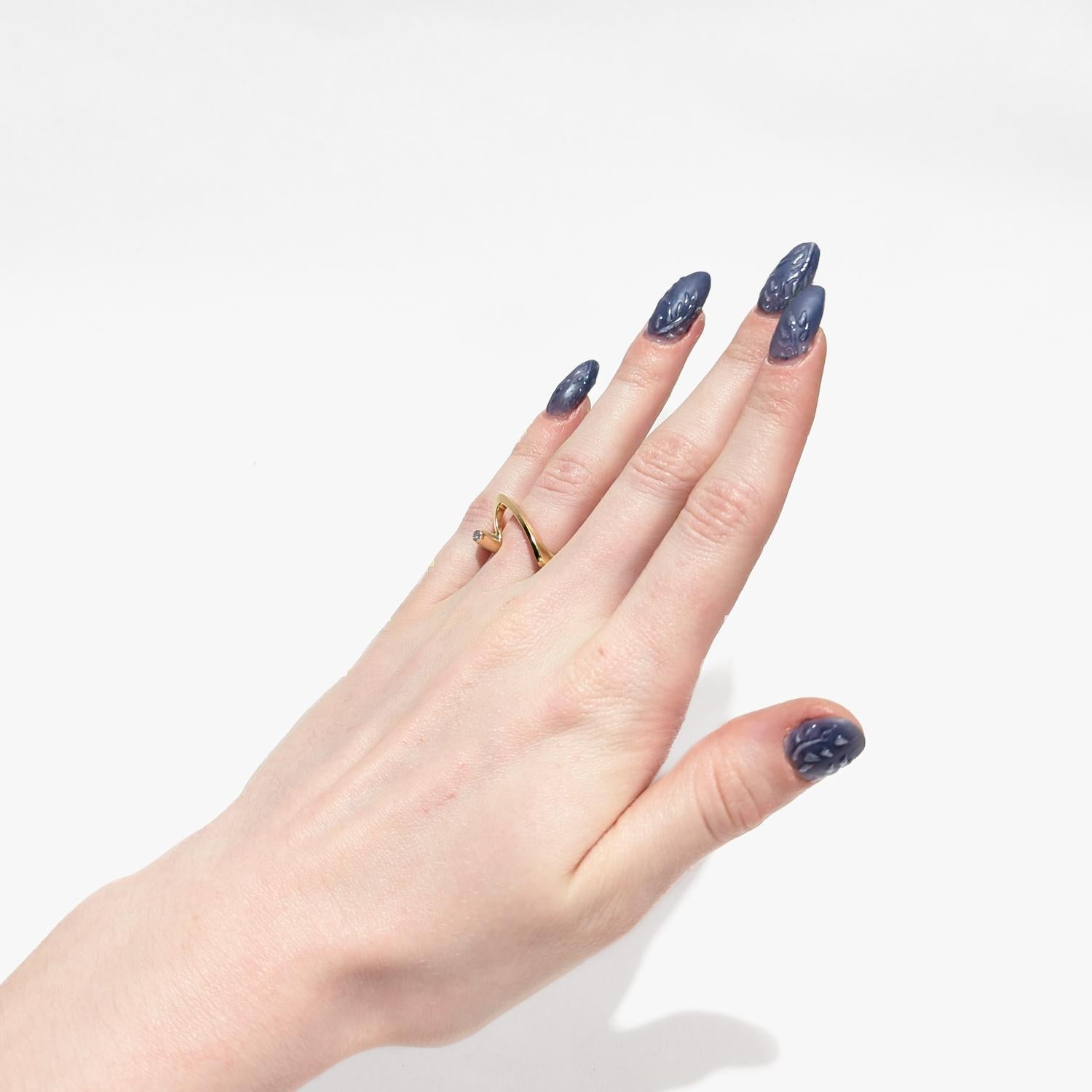 Anillo solitario de oro de 18 quilates y diamantes modernista firmado por Alfred Karram en venta 6
