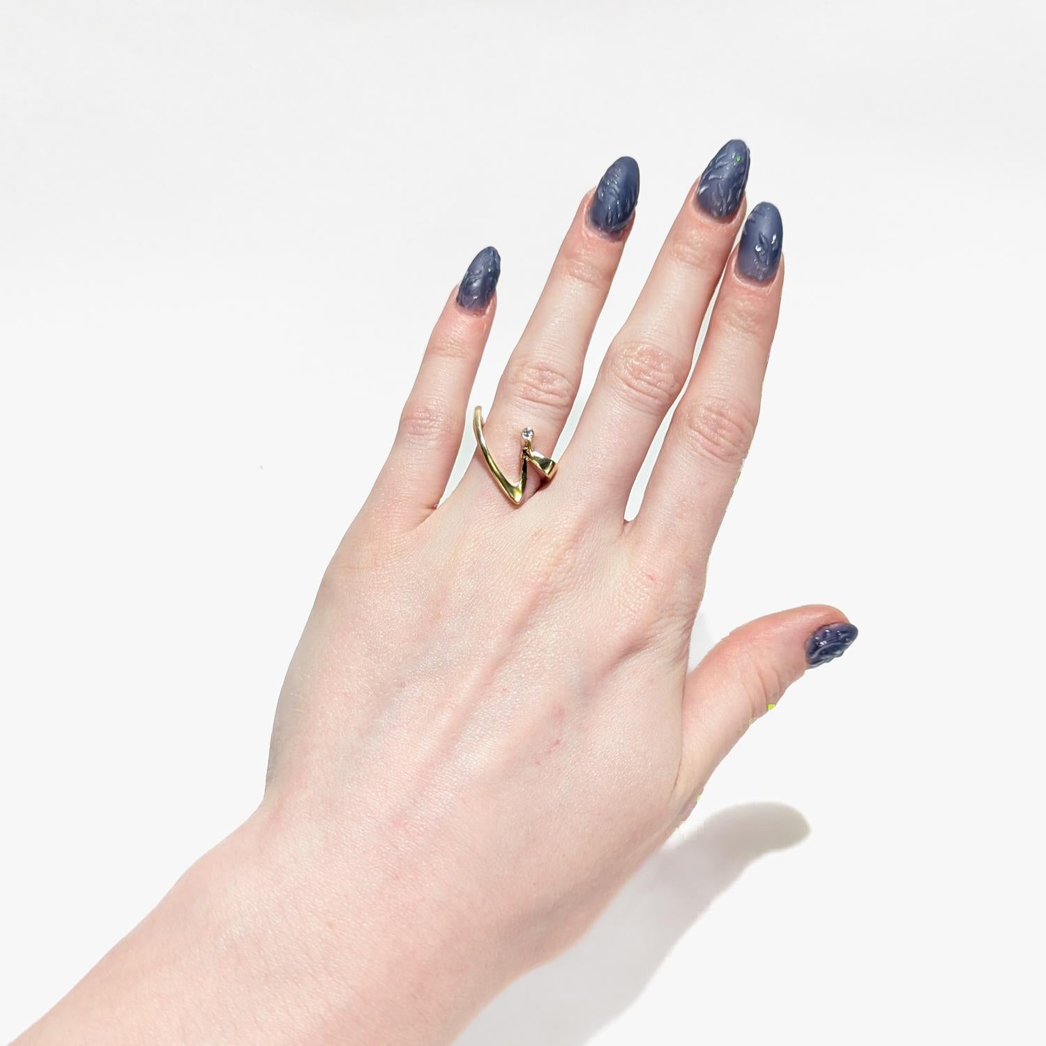 Anillo solitario de oro de 18 quilates y diamantes modernista firmado por Alfred Karram Modernista en venta