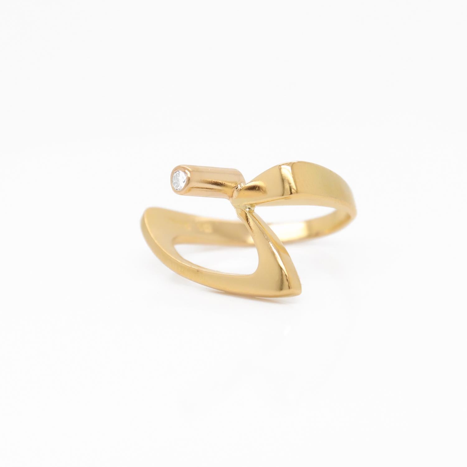 Anillo solitario de oro de 18 quilates y diamantes modernista firmado por Alfred Karram Corte redondo en venta