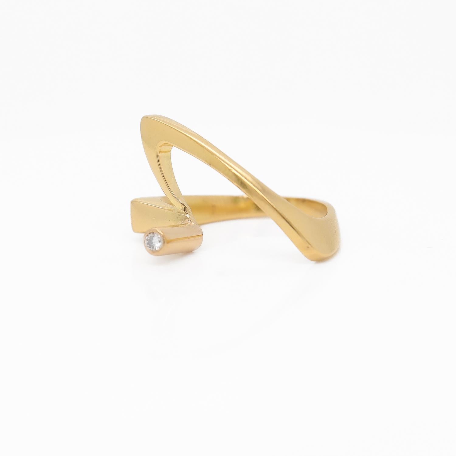 Anillo solitario de oro de 18 quilates y diamantes modernista firmado por Alfred Karram en Bueno estado para la venta en Philadelphia, PA