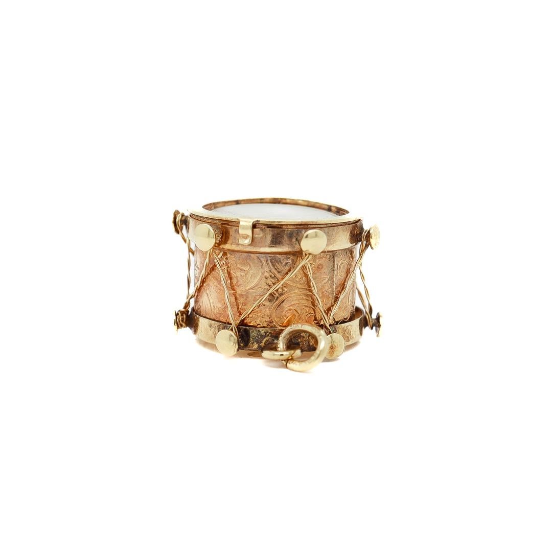 Breloque pour bracelet en or 14k et nacre signée American Figural Drum en vente 6