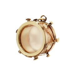Signierter amerikanischer 14k Gold & Perlmutt Figuraler Trommelanhänger für ein Armband