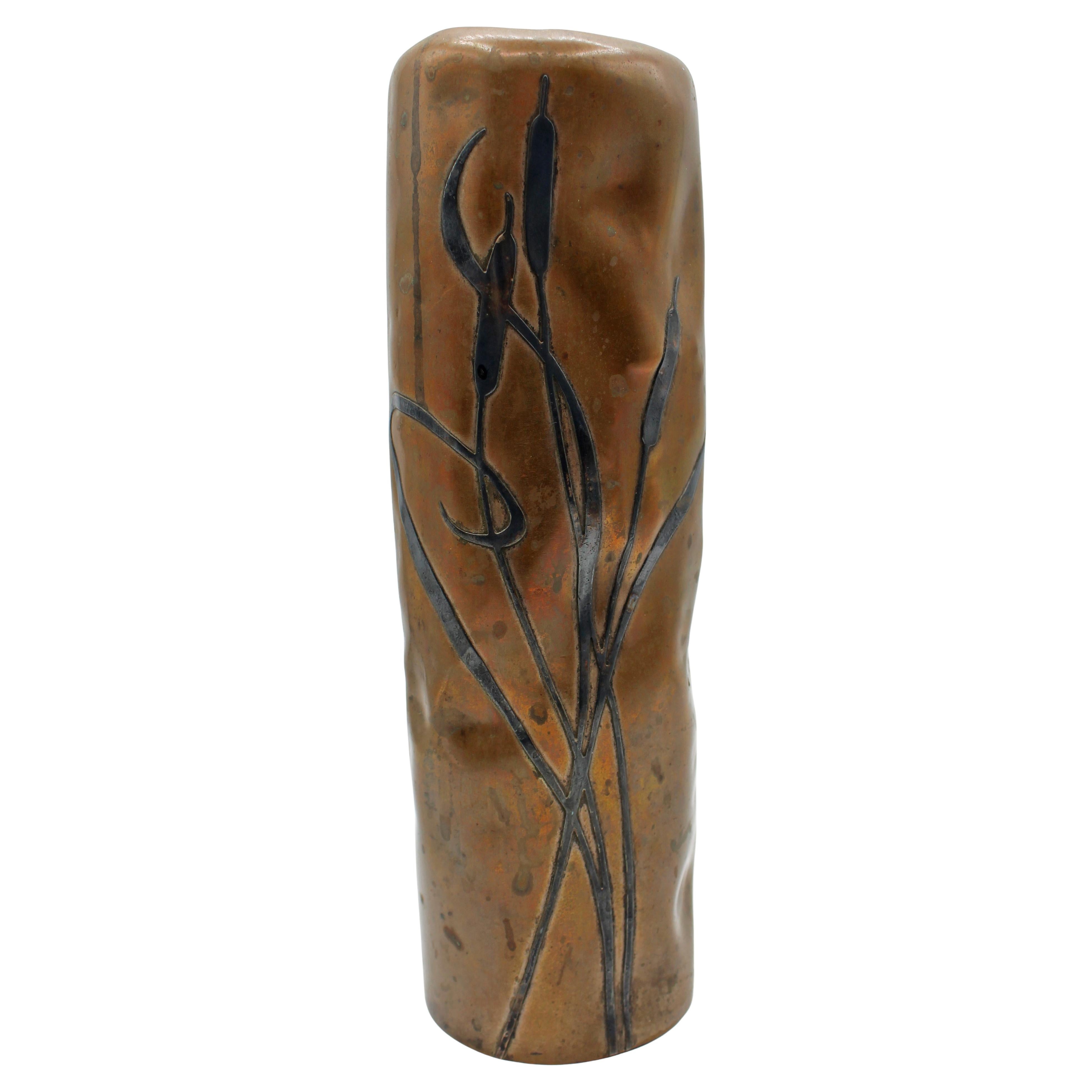 Firmato e datato 1912 Heintz Metal Co Sterling Cattails su vaso di bronzo in vendita