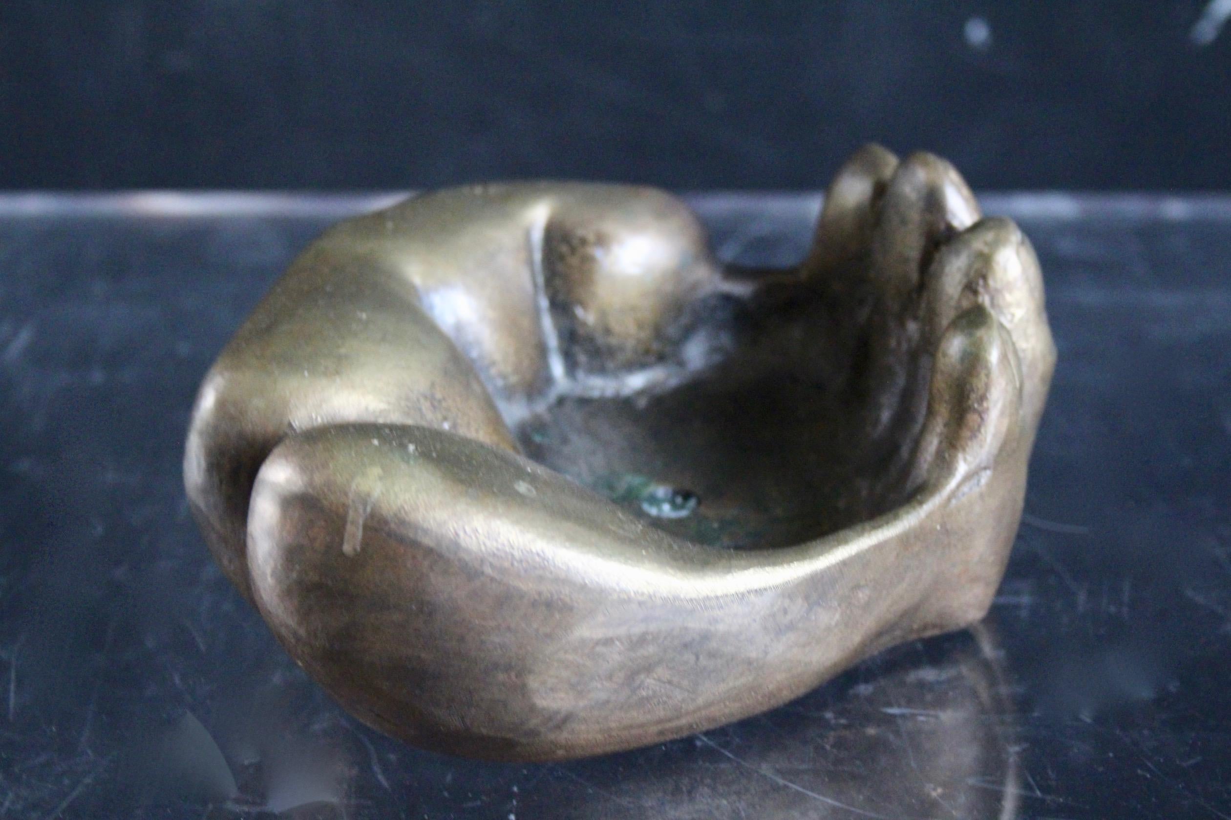 Signed and Numerated Bronze Hand Ashtray In Good Condition For Sale In grand Lancy, CH