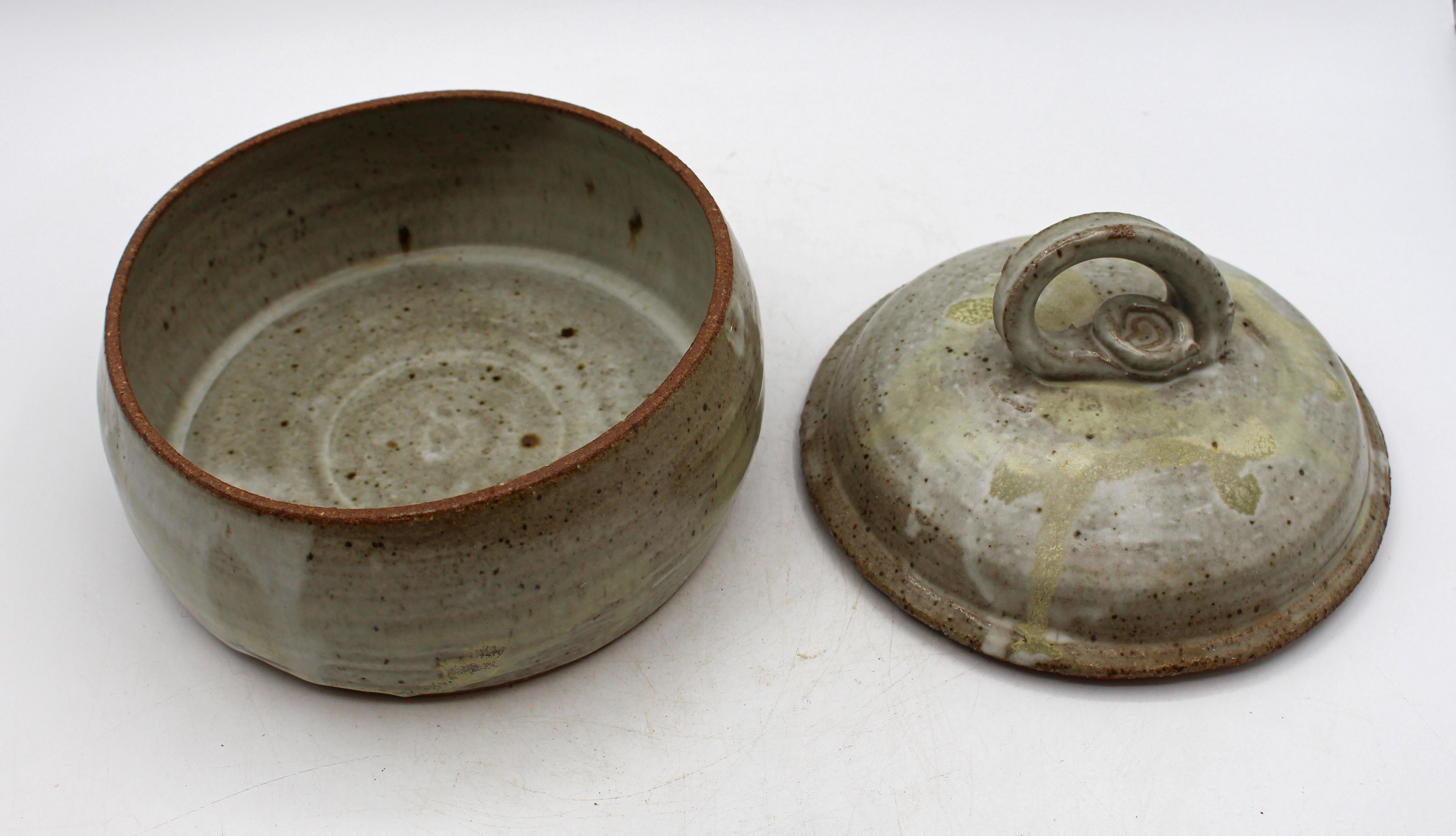 Studio pottery lidded stoneware round box by Warren MacKenzie. Warren MacKenzie (American, 1924-2018), with exhibitions from Walker to Chicago AI to The V&A, over 270 in all, was one of the most important studio potters in American history. This