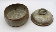 Scatola in gres con coperchio firmata e timbrata da Warren MacKenzie