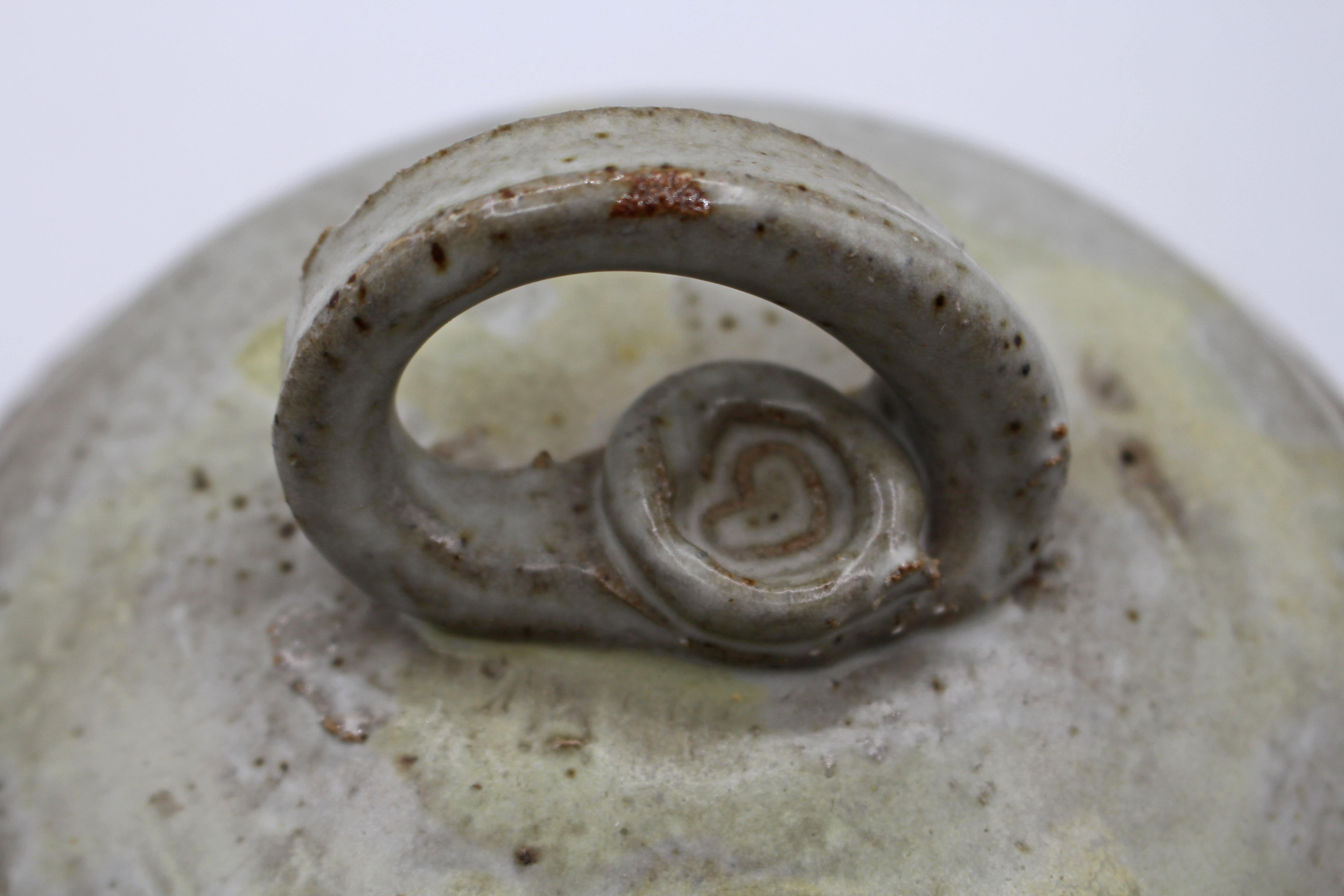 Signed and Stamped Lidded Stoneware Box by Warren MacKenzie (amerikanisch) im Angebot