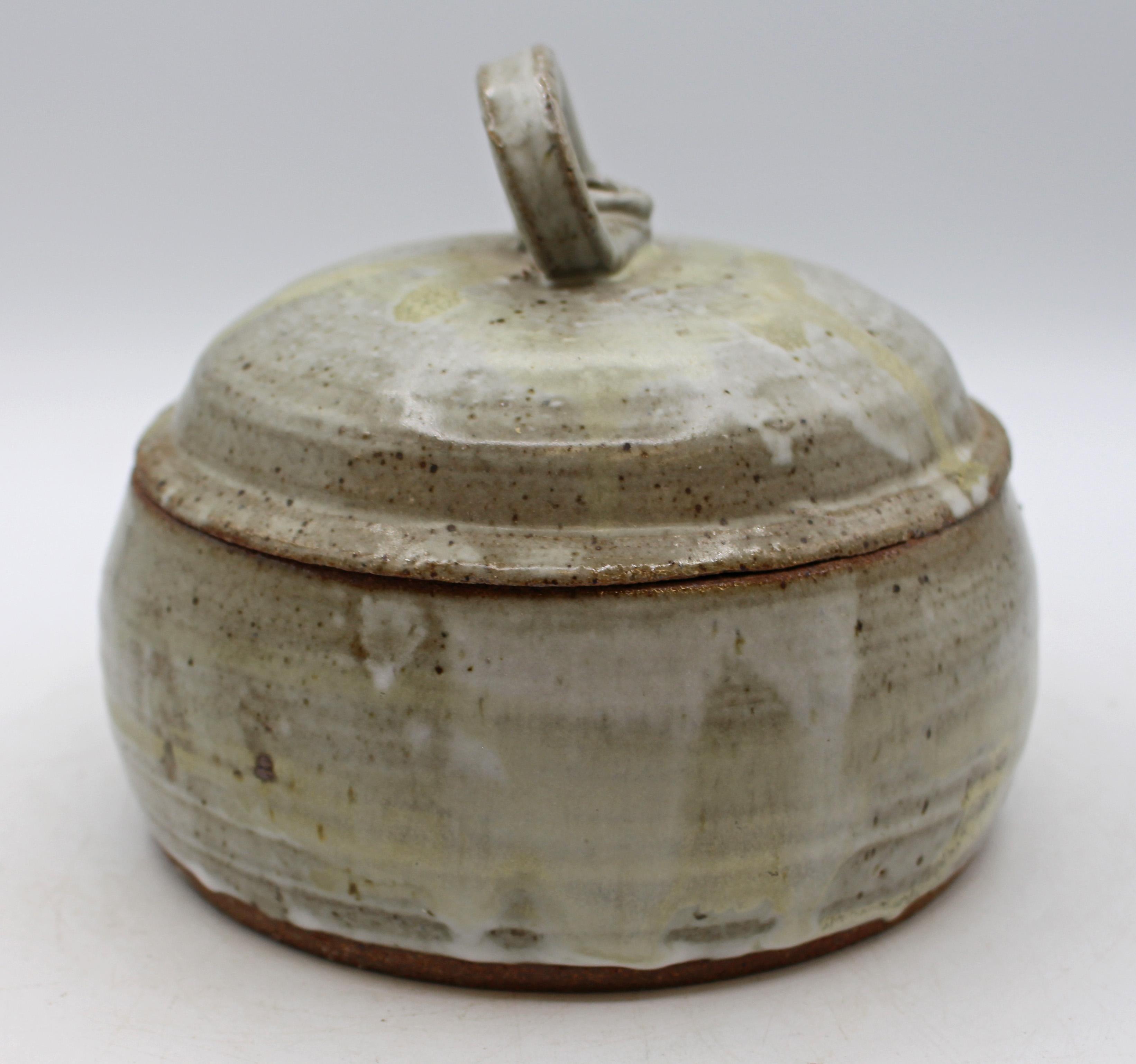 Signed and Stamped Lidded Stoneware Box by Warren MacKenzie im Zustand „Gut“ im Angebot in Chapel Hill, NC