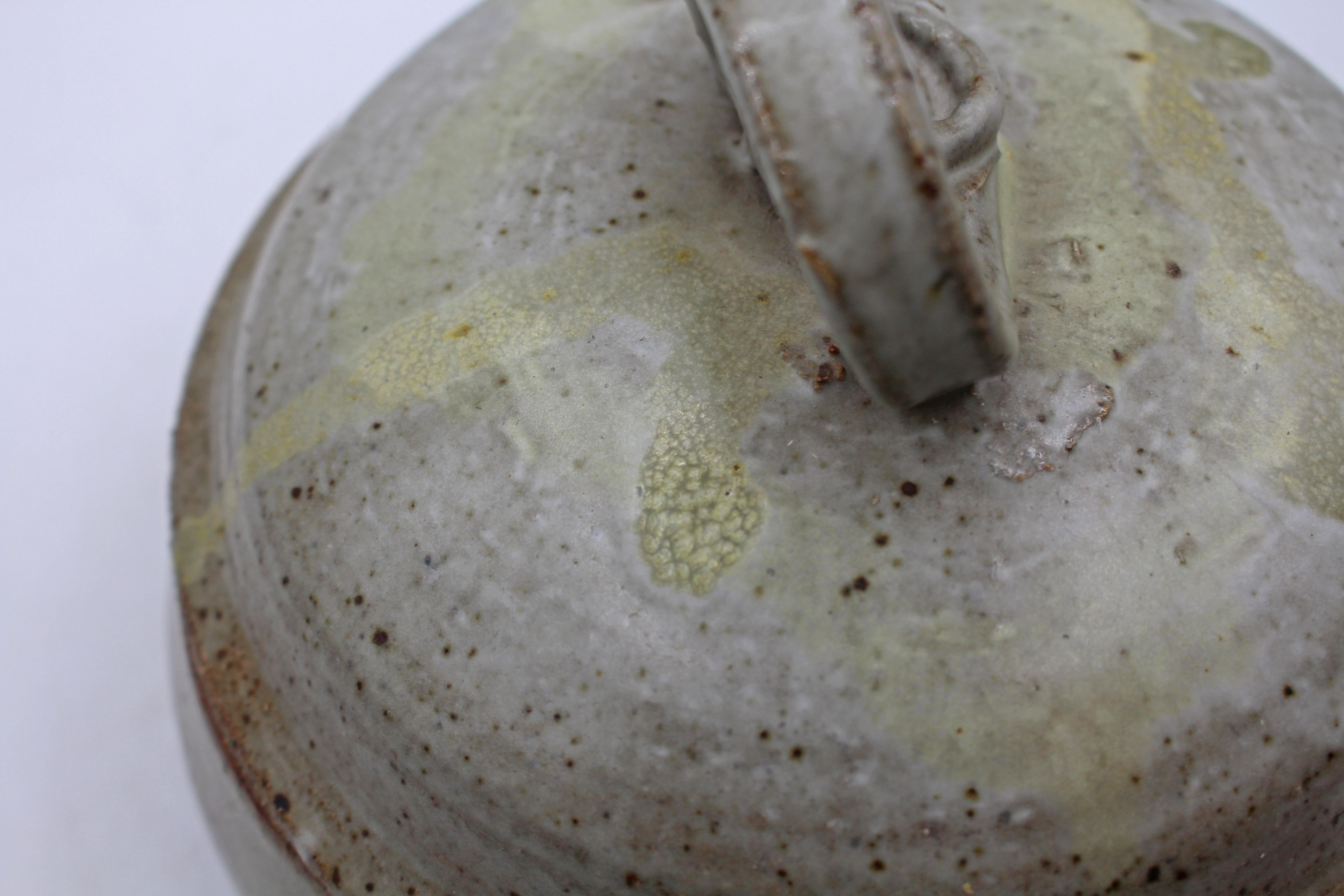 Signed and Stamped Lidded Stoneware Box by Warren MacKenzie (20. Jahrhundert) im Angebot