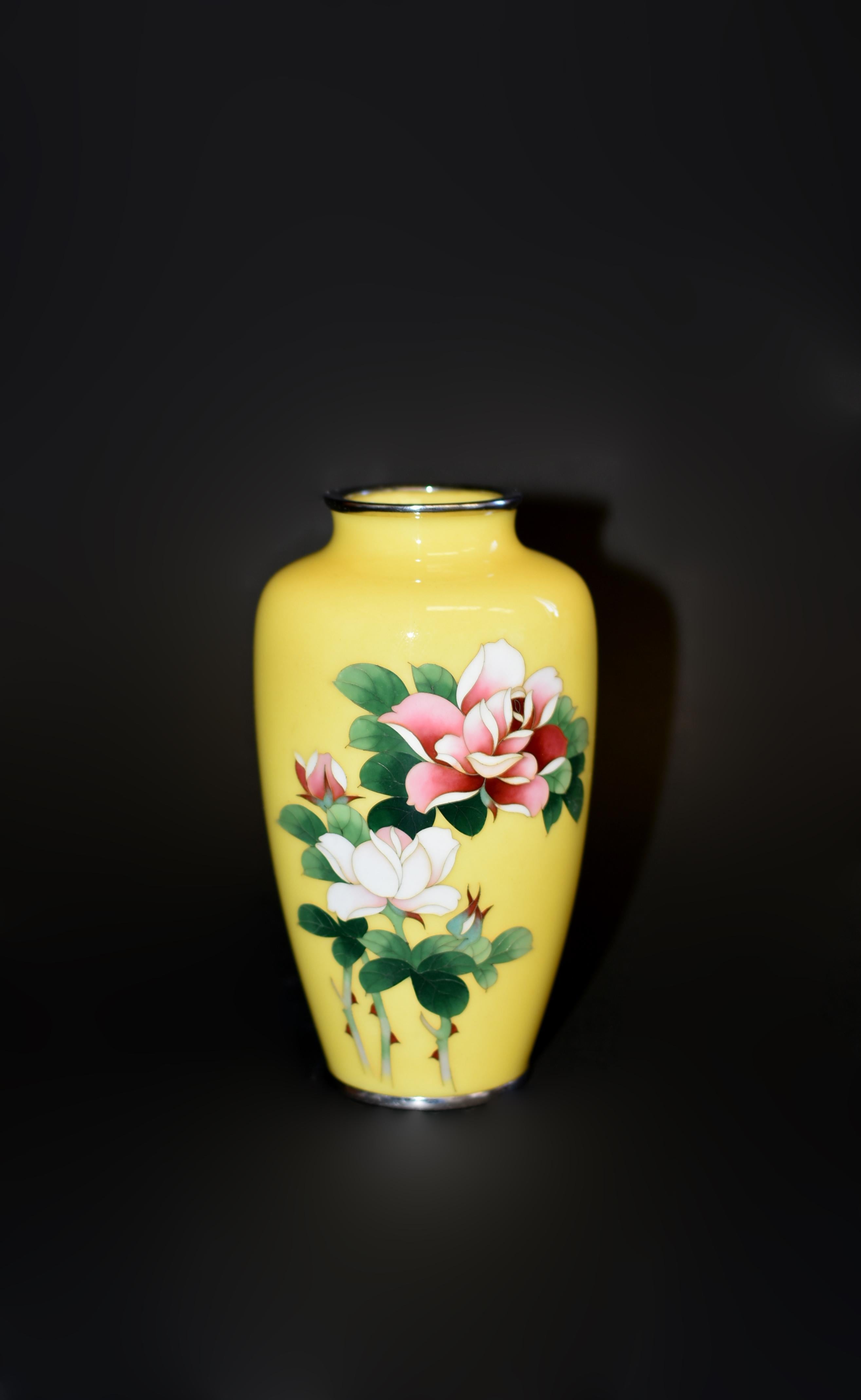 Eine sehr seltene Ando Jubei (1876-1956) Rose Vase auf kaiserlich gelben Hintergrund in ausgezeichnetem Zustand. In klassischer Form mit farbiger Emaille in Burgunderrot, Creme, Rosa und Grün, um Rosen in voller Blüte und Knospenform darzustellen.