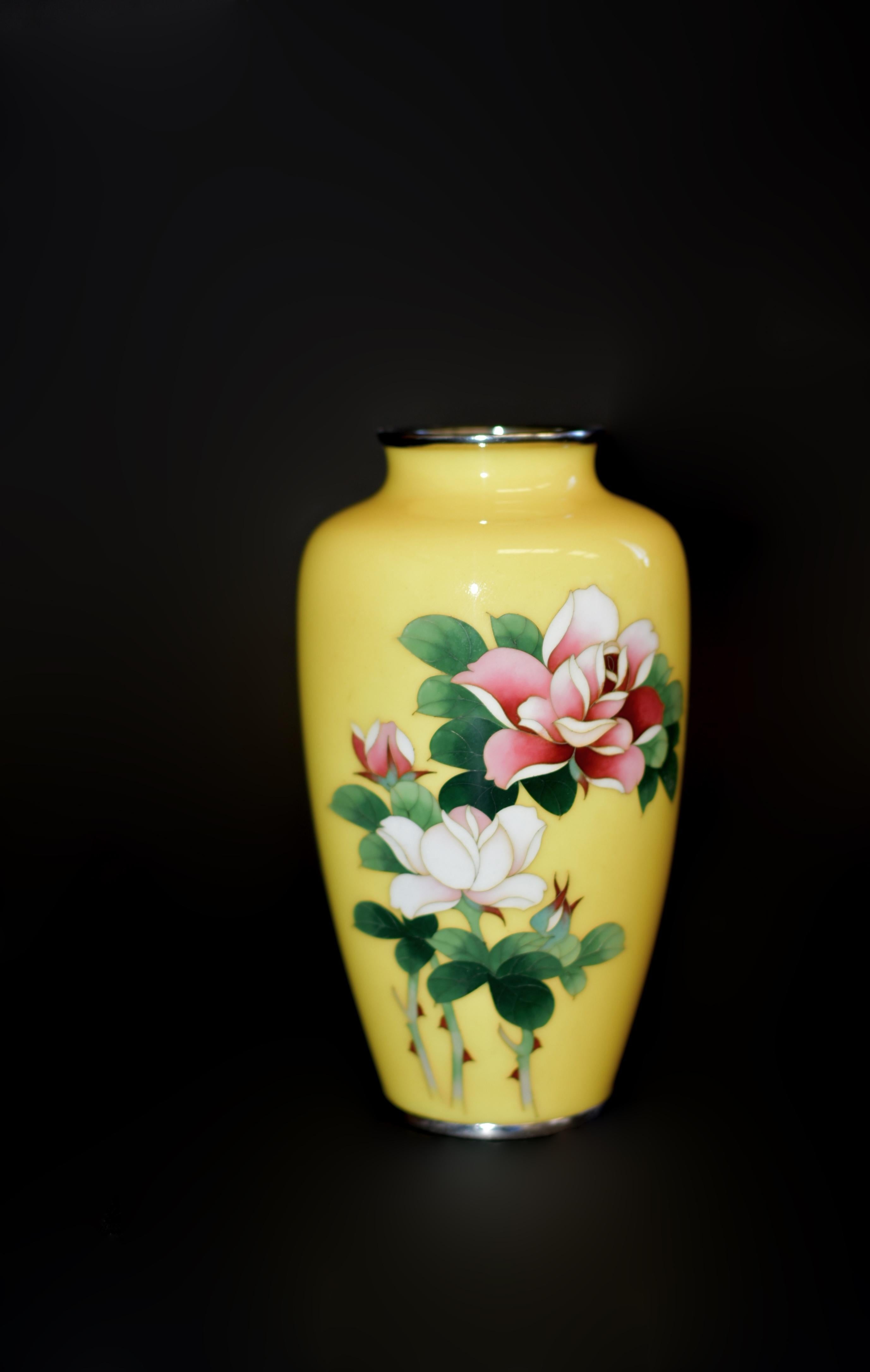 Signiert Ando Jubei Japanische Cloisonné Vase Imperial Gelb mit Rosen im Zustand „Hervorragend“ im Angebot in Somis, CA